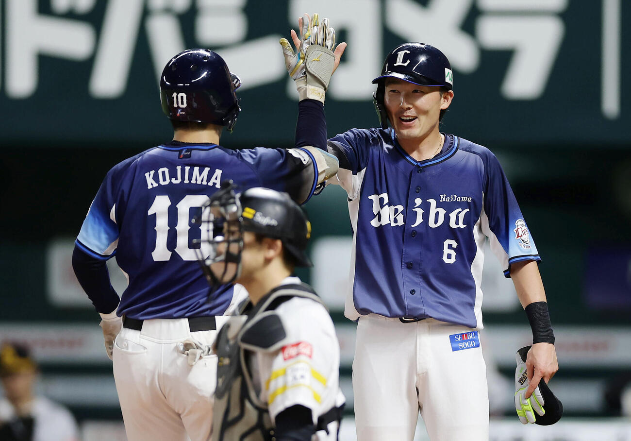 ソフトバンク対西武　2回表西武2死二、三塁、3点本塁打を放った小島大河（左）を笑顔で迎える源田壮亮（撮影・前田充）