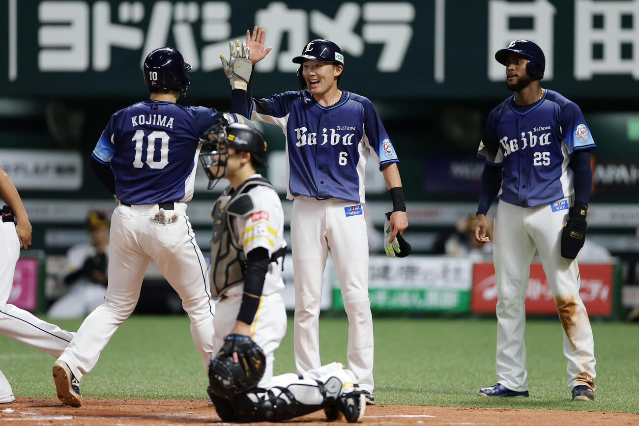 ソフトバンク対西武　2回表西武2死二、三塁、3点本塁打を放った小島大河（左）を笑顔で迎える源田壮亮（中央）とアレクサンダー・カナリオ（撮影・前田充）