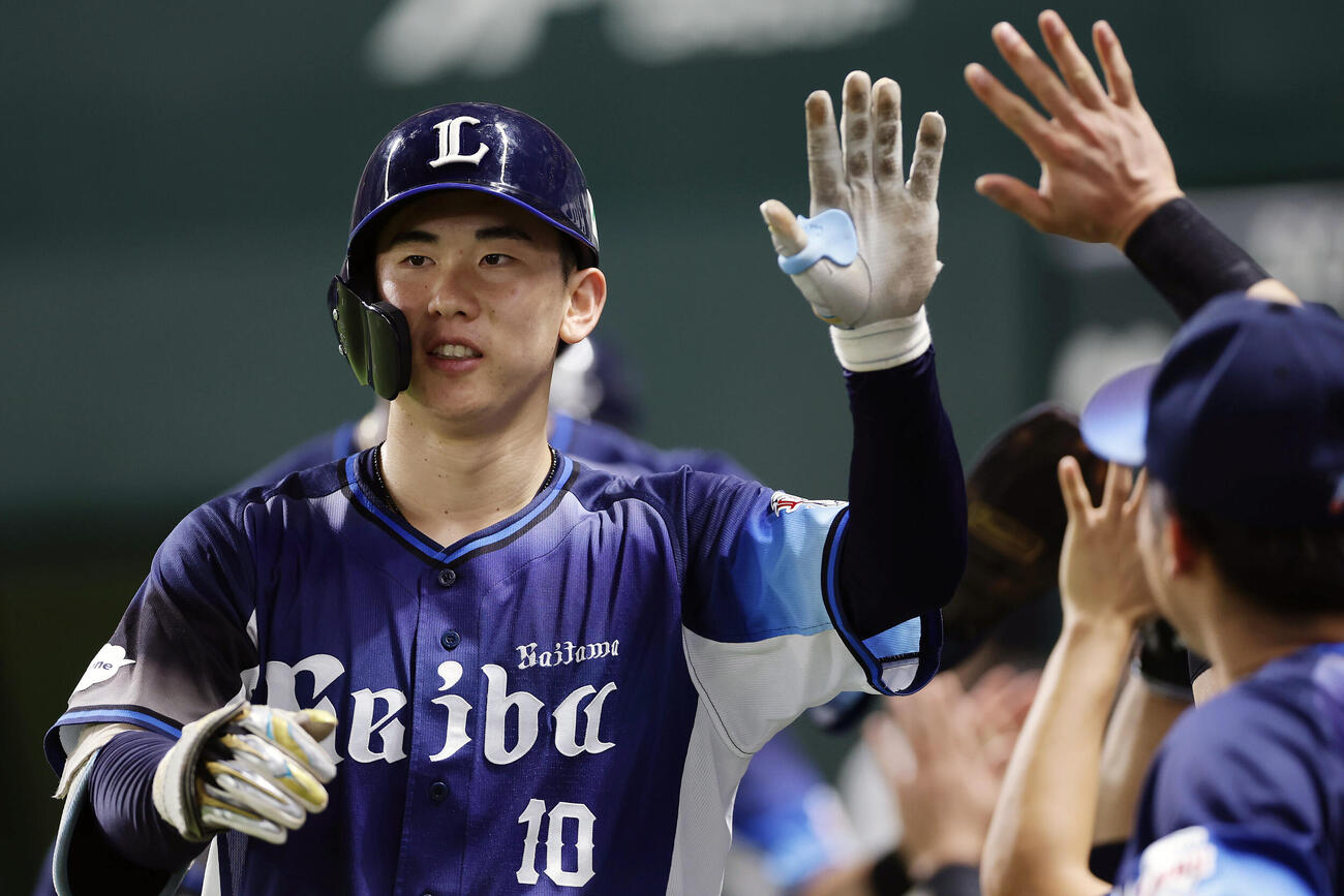 ソフトバンク対西武　2回表西武2死二、三塁、右越え3点本塁打を放ちナインに迎えられる小島大河（撮影・前田充）