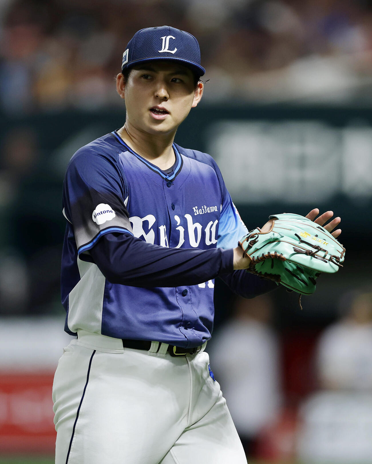 ソフトバンク対西武　3回裏ソフトバンク2死一、二塁、近藤健介を二ゴロに打ち取り、グラブをたたいてベンチへ戻る武内夏暉（撮影・前田充）