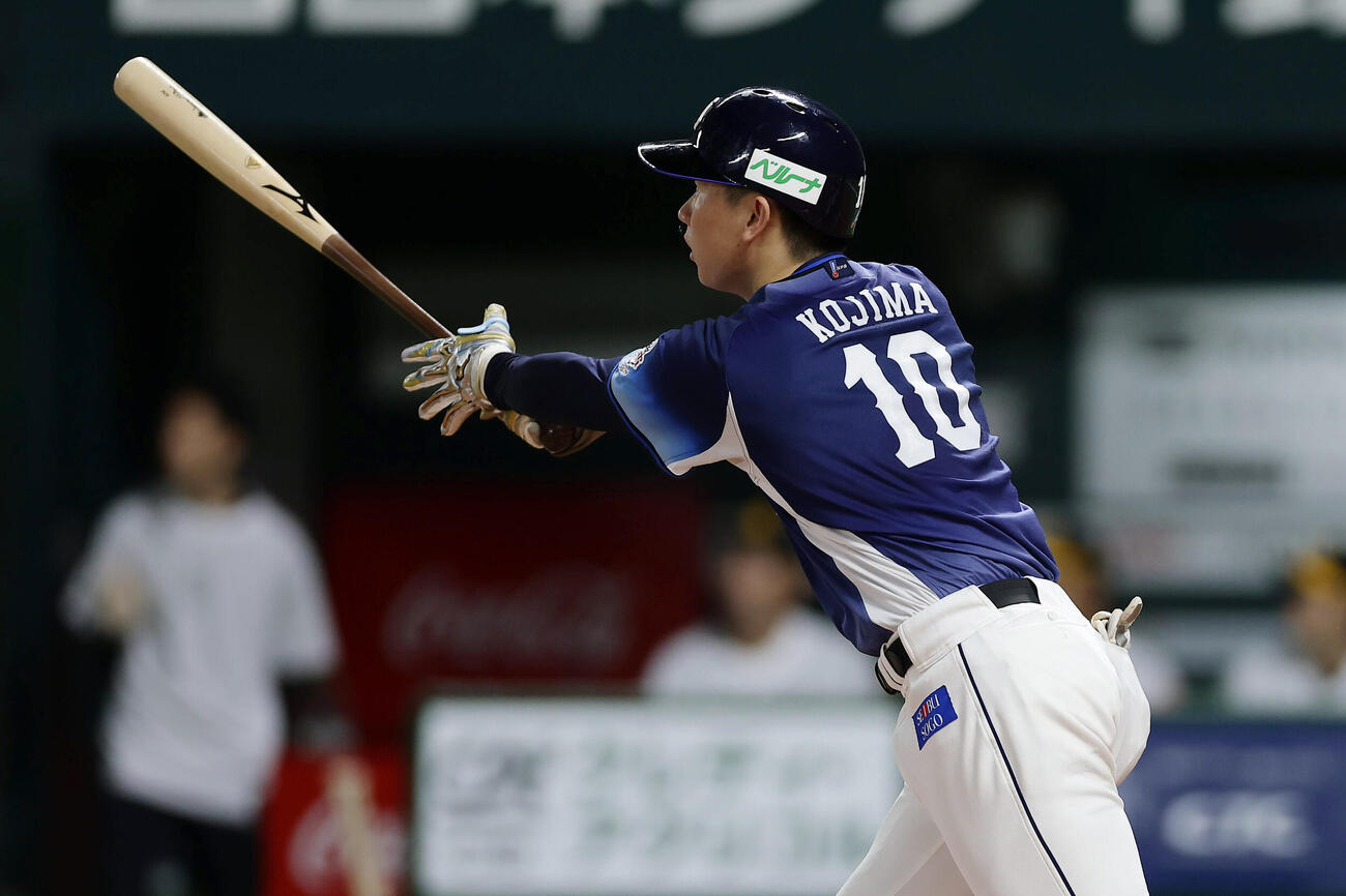 ソフトバンク対西武　2回表西武2死二、三塁、右越え3点本塁打を放つ小島大河（撮影・前田充）