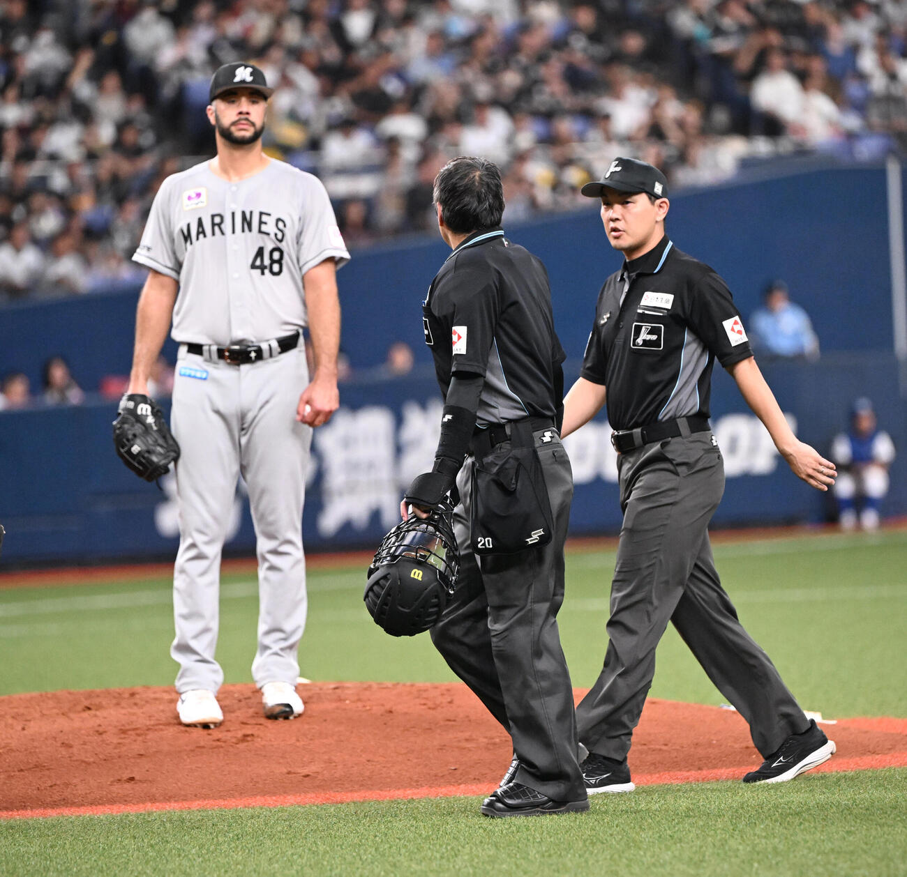 オリックス対ロッテ　2回裏、ロッテ・ジョーイ・ルケーシーの投球フォームについて注意を促す白井球審（中央）（撮影・和賀正仁）