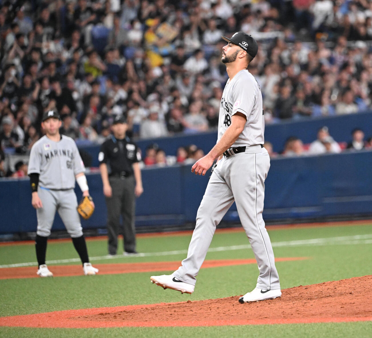 オリックス対ロッテ　8回裏オリックス無死、麦谷祐介に内野安打をあびたジョーイ・ルケーシー（撮影・和賀正仁）