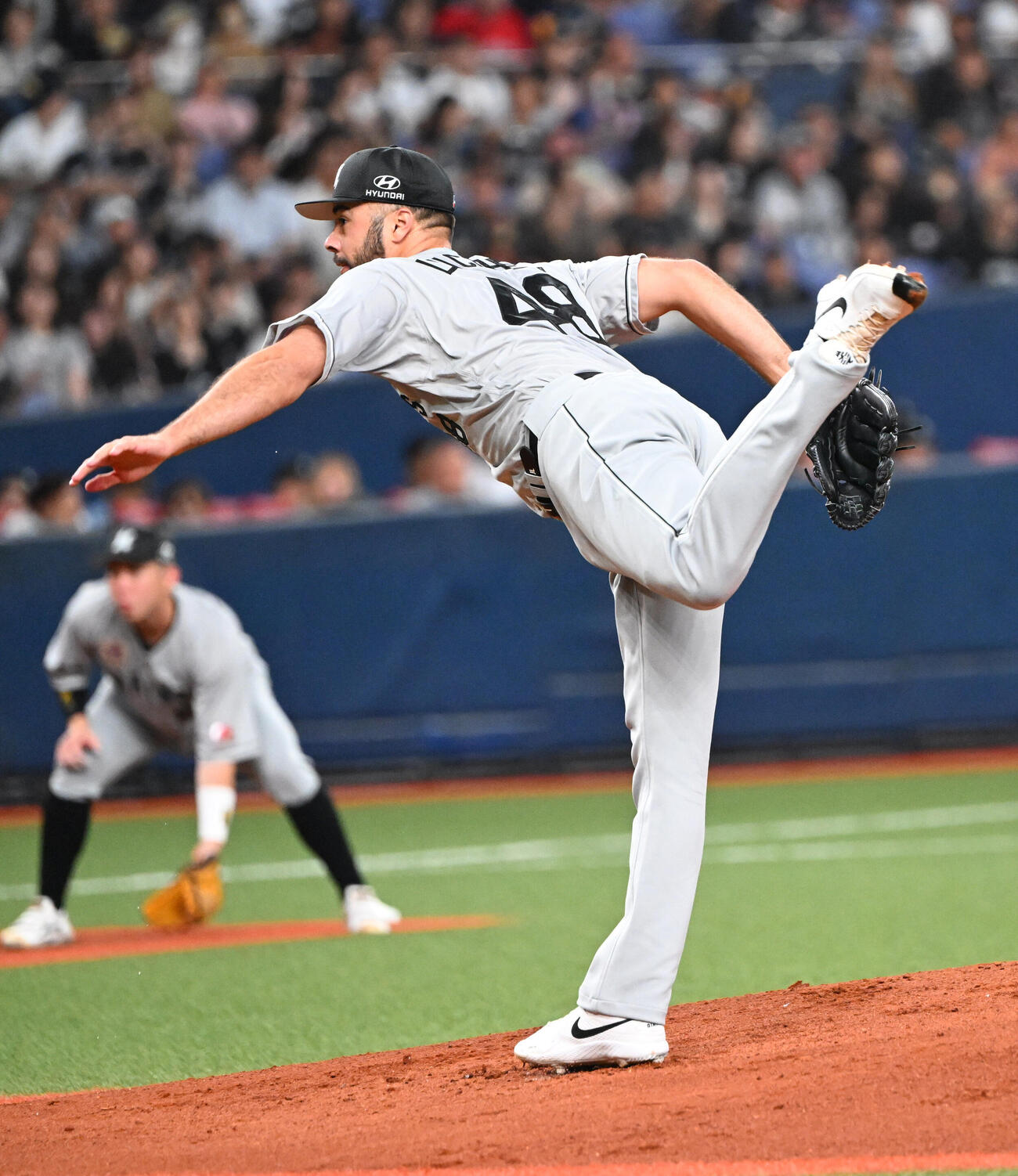 オリックス対ロッテ　先発するロッテ・ジョーイ・ルケーシー（撮影・和賀正仁）