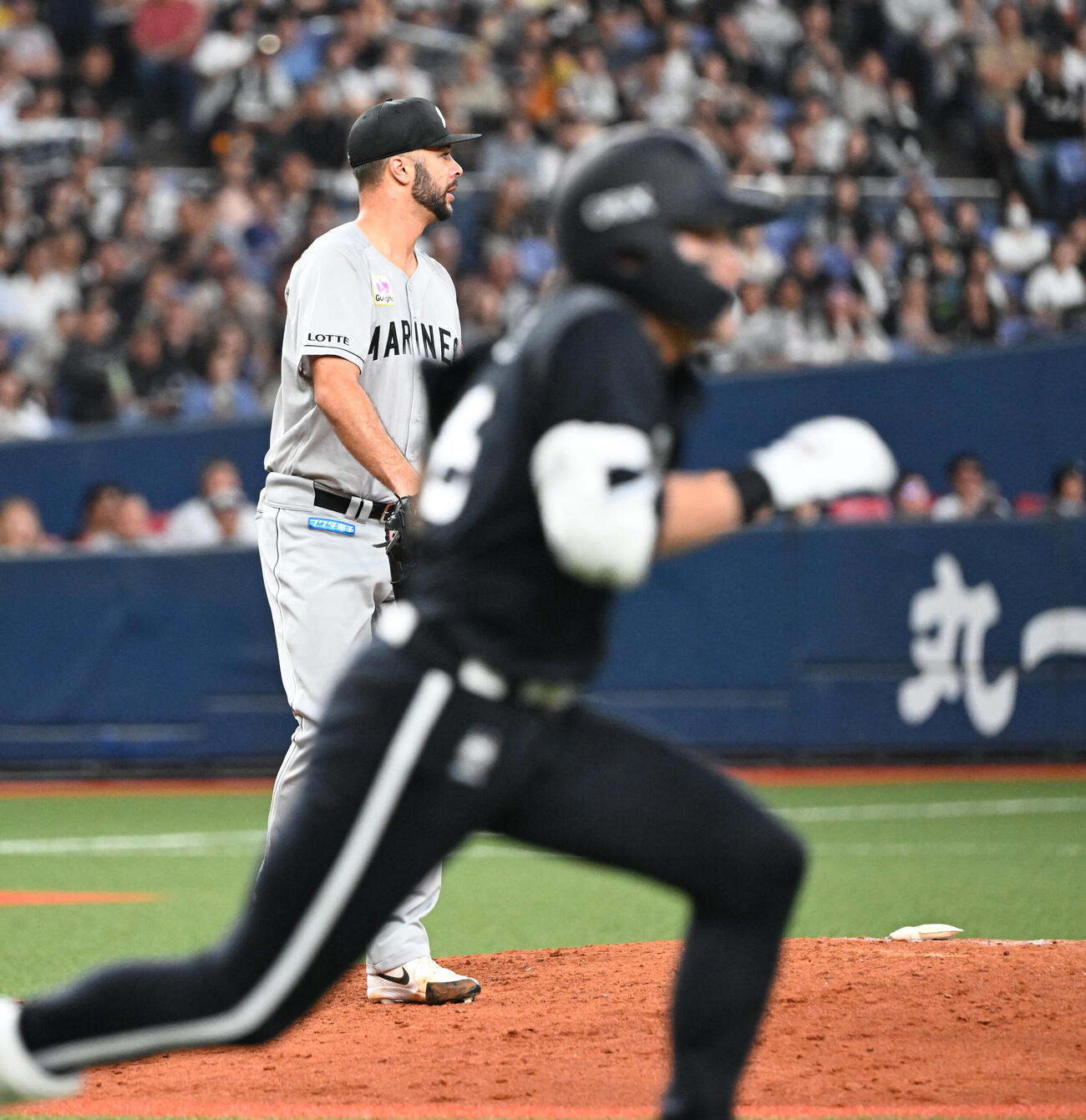 オリックス対ロッテ　8回裏オリックス無死、麦谷祐介に内野安打をあびるジョーイ・ルケーシー（撮影・和賀正仁）