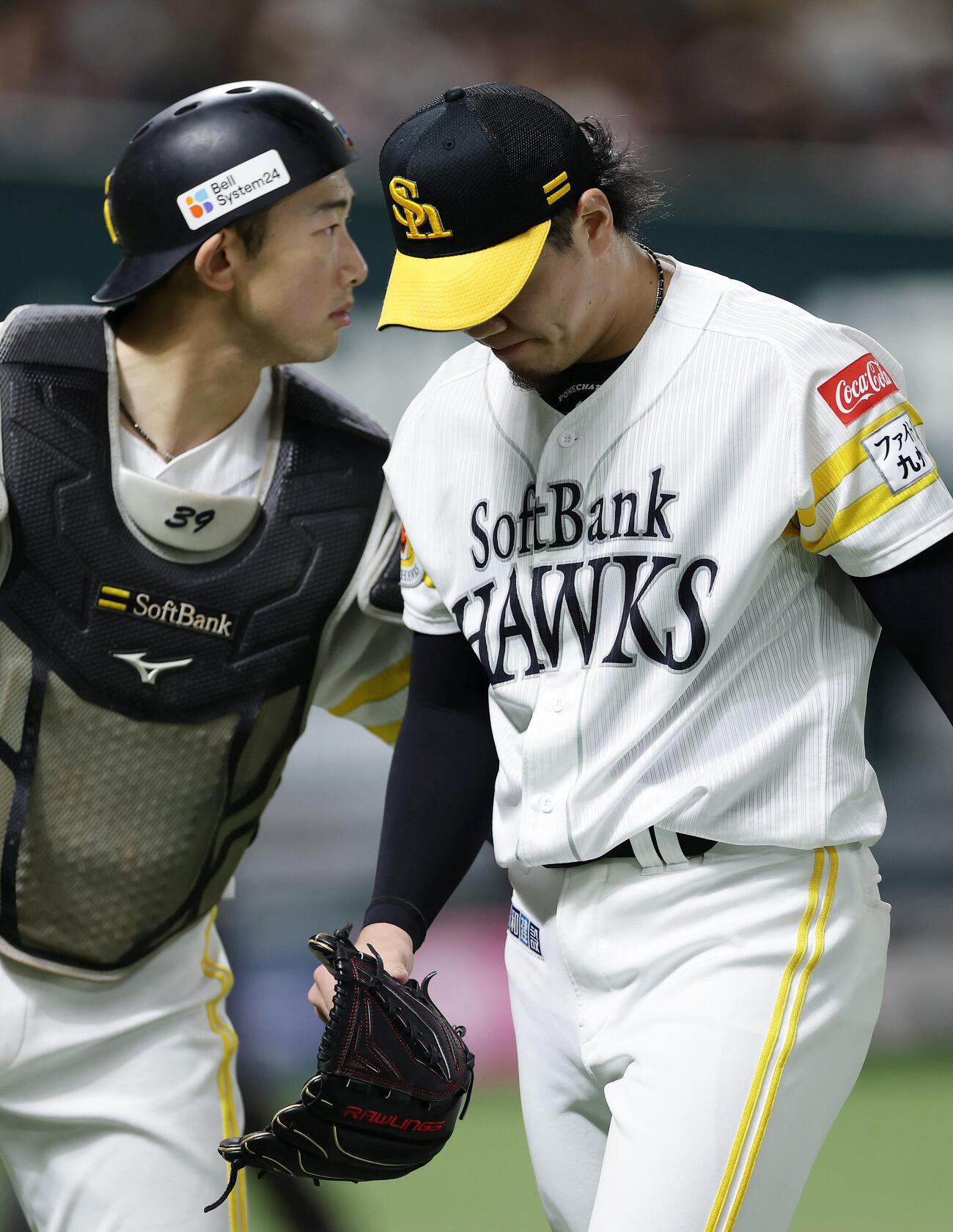 ソフトバンク対西武　6回表を投げ終え、悔しそうにベンチへ戻る上茶谷大河。左は山本祐大（撮影・前田充）
