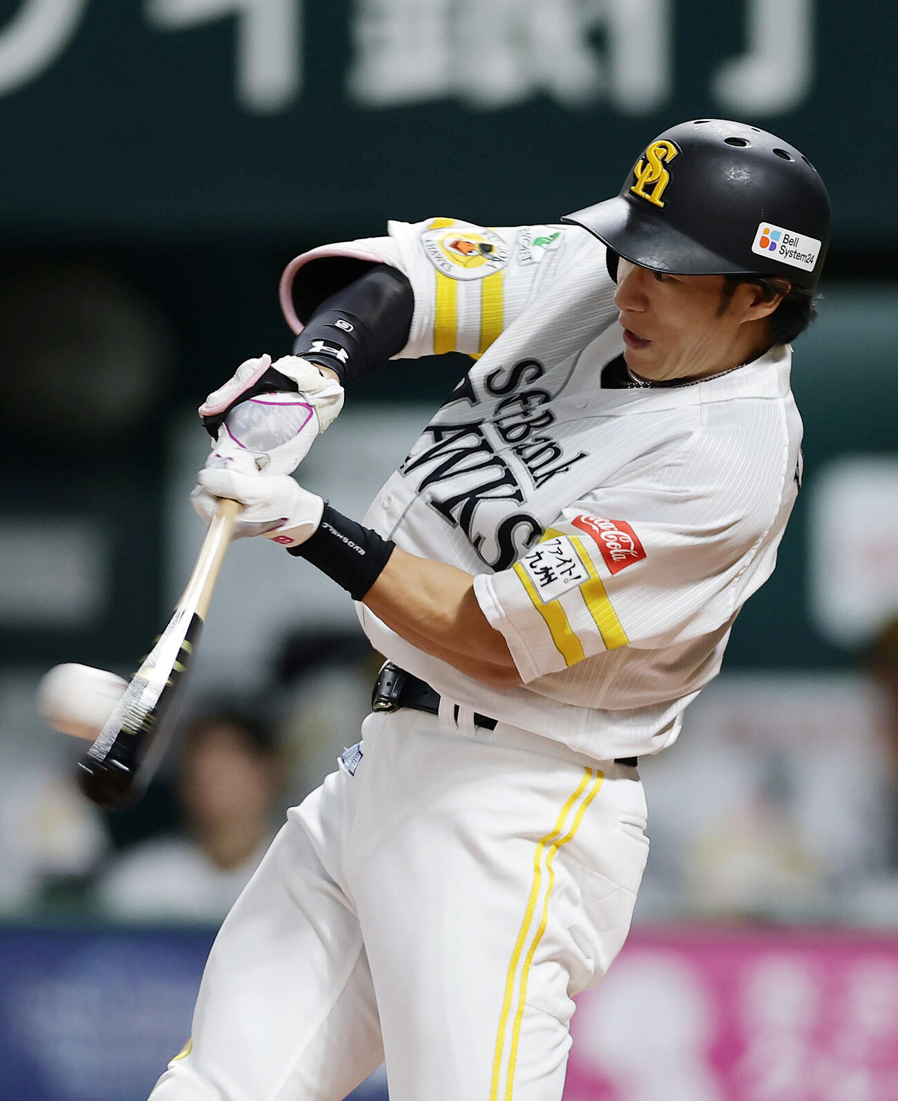 ソフトバンク対西武　2回裏ソフトバンク無死二塁打、右前打を放つ柳田悠岐（撮影・前田充）
