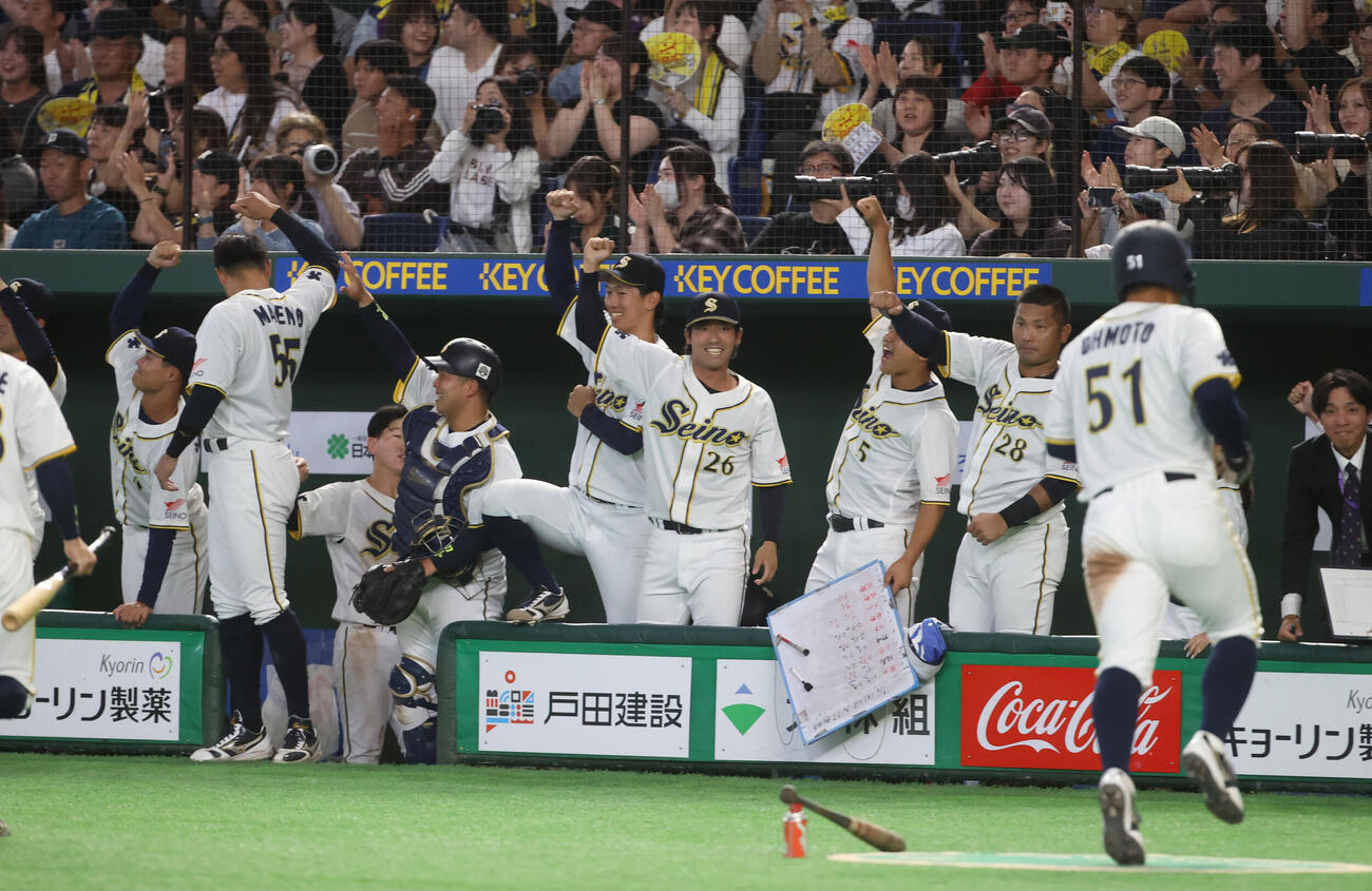 NTT西日本対西濃運輸　4回裏西濃運輸1死一、三塁、城野達哉の適時打に喜ぶ西濃運輸ナイン（撮影・柴田隆二）