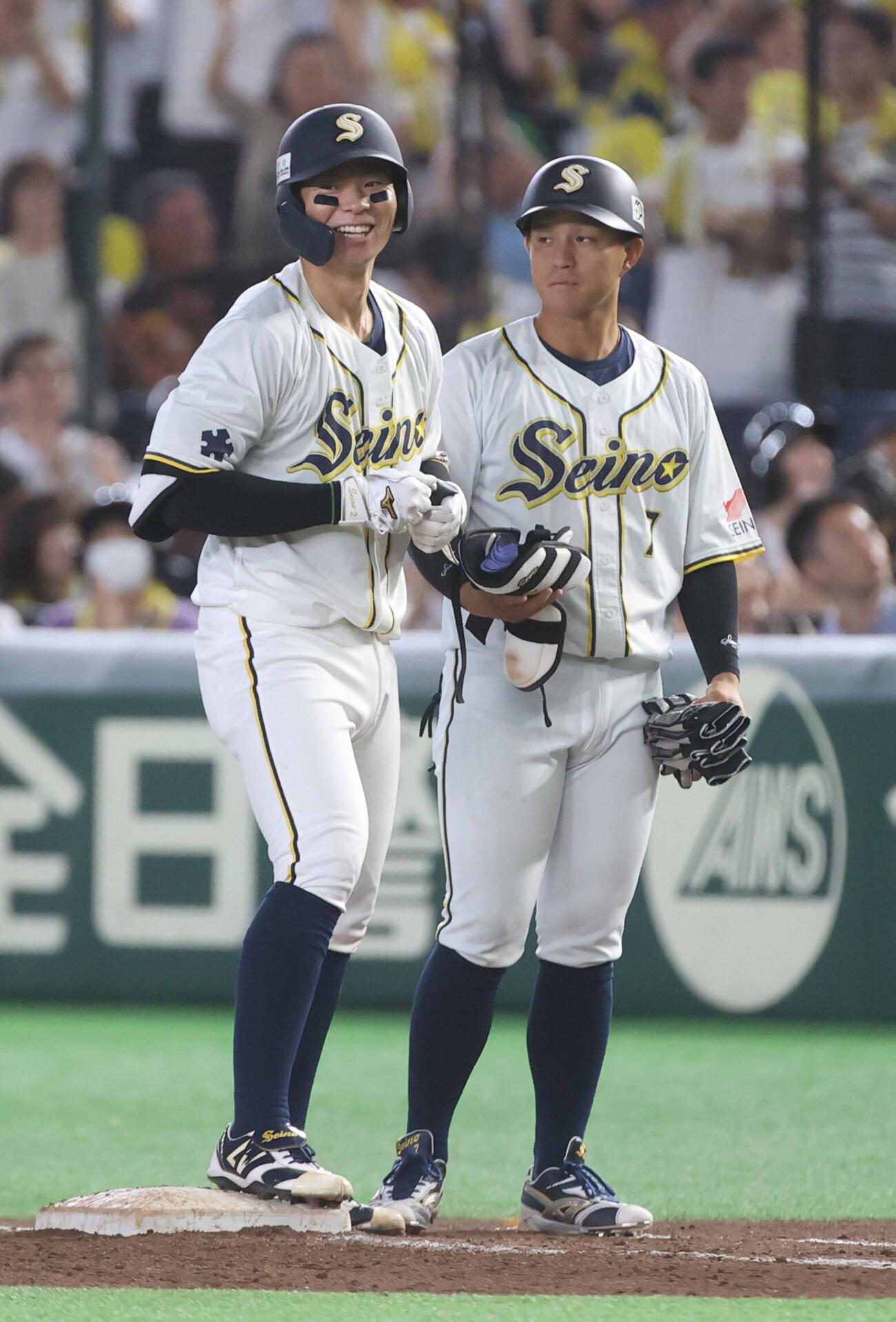 NTT西日本対西濃運輸　4回裏西濃運輸1死一、三塁、城野達哉（左）は適時打を放ち笑顔を見せる（撮影・柴田隆二）