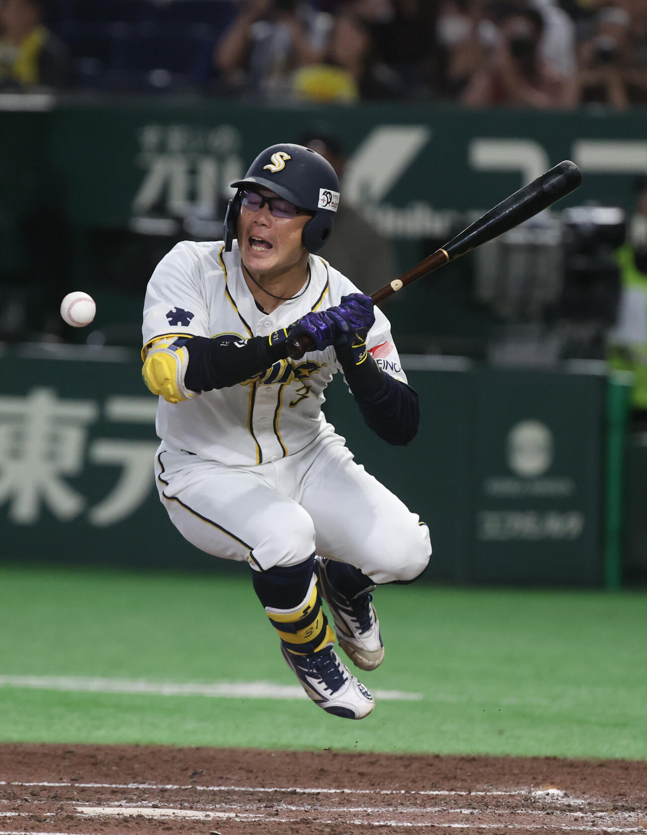 NTT西日本対西濃運輸　4回裏西濃運輸1死満塁、原田大輔は死球を受け押し出しで2点目が入る（撮影・柴田隆二）