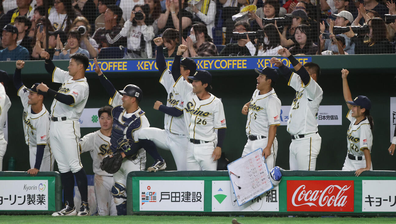 NTT西日本対西濃運輸　4回裏西濃運輸1死一、三塁、城野達哉の適時打に喜ぶ西濃運輸ナイン（撮影・柴田隆二）