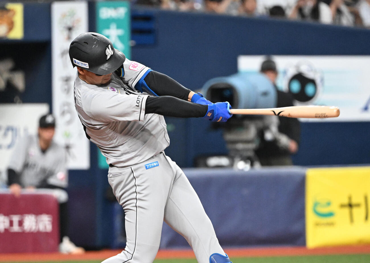 オリックス対ロッテ　2回表ロッテ2死、本塁打を放つ井上広大（撮影・和賀正仁）