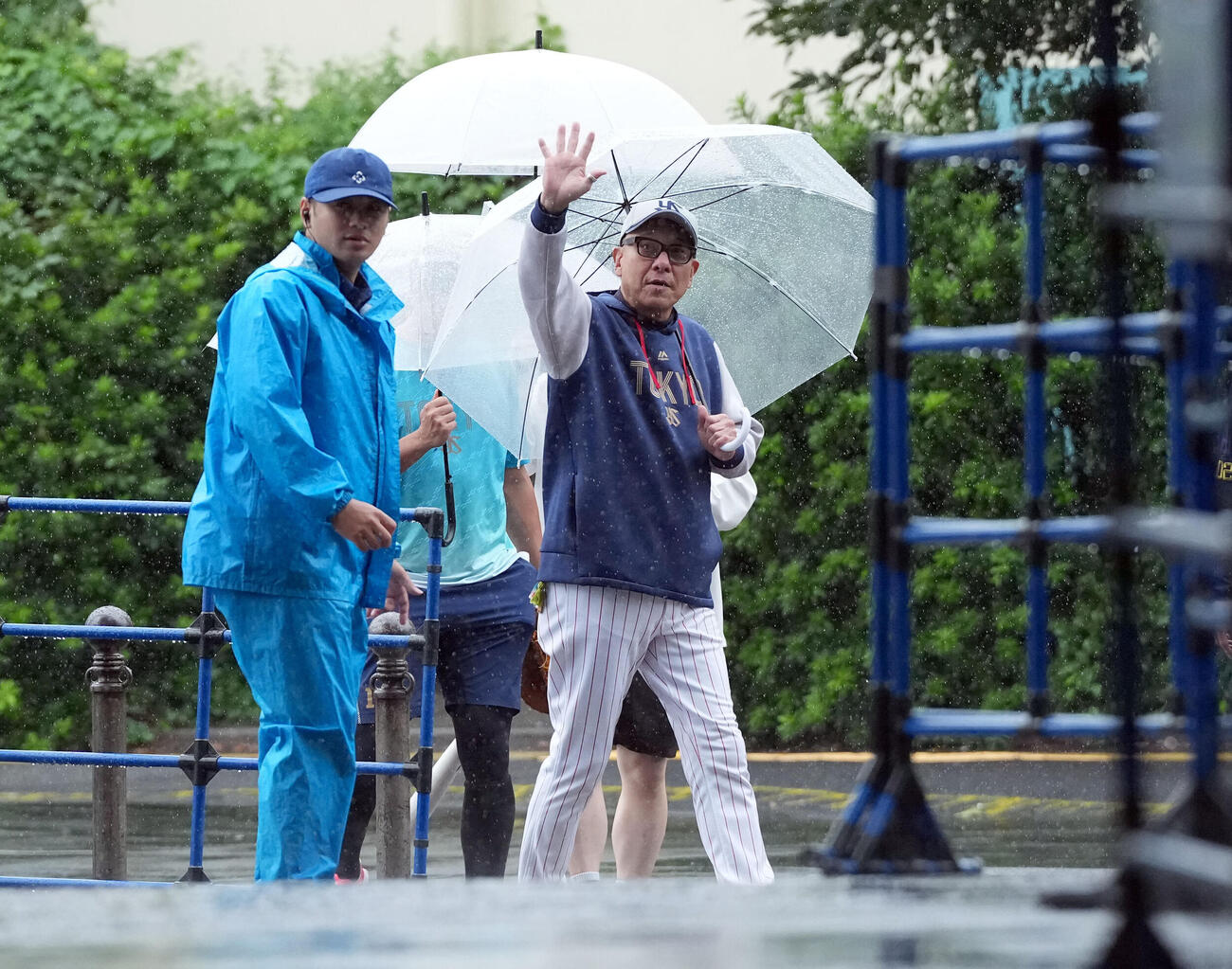 手を振りながら引き揚げるヤクルト池山隆寛監督（撮影・たえ見朱実）
