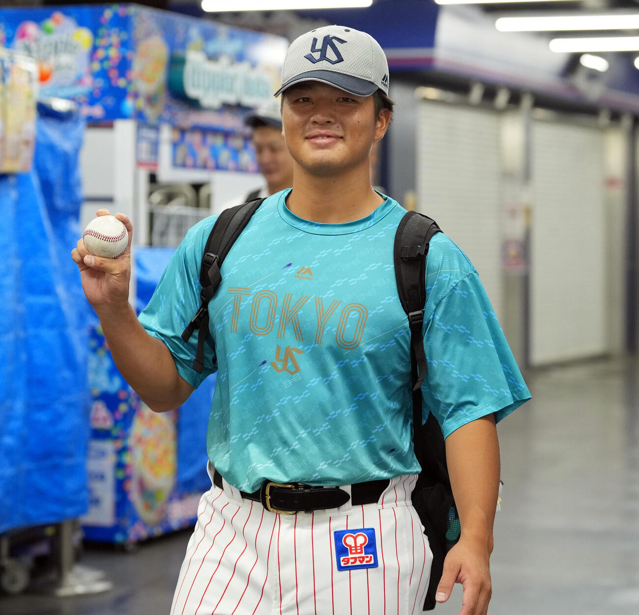 笑顔を見せるヤクルト中村優斗（撮影・たえ見朱実）