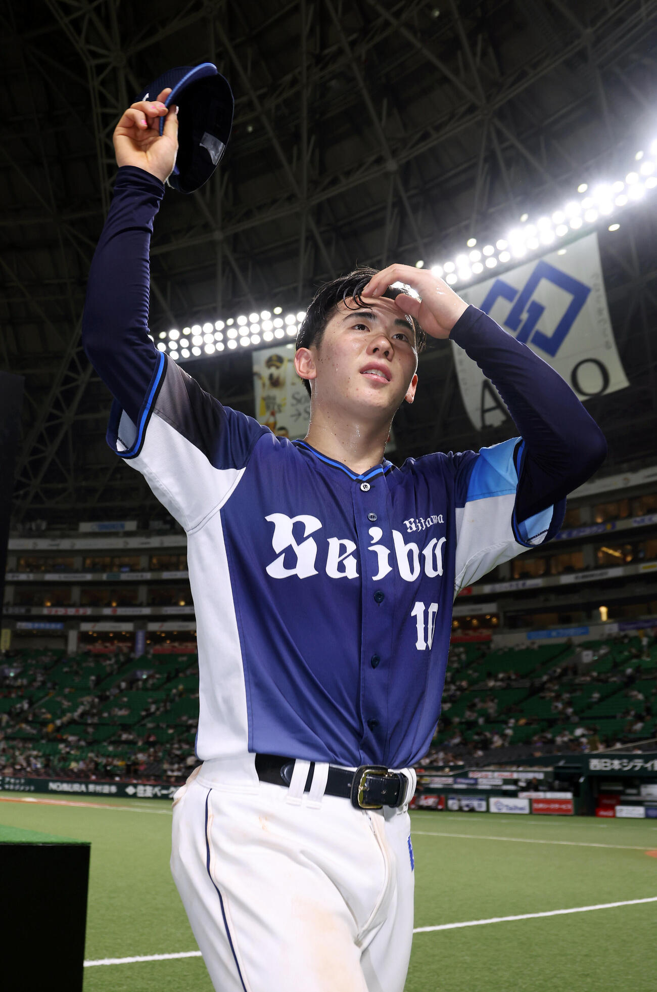 ソフトバンク対西武　ソフトバンクに勝利し、ファンの声援に応える西武小島大河（撮影・前田充）