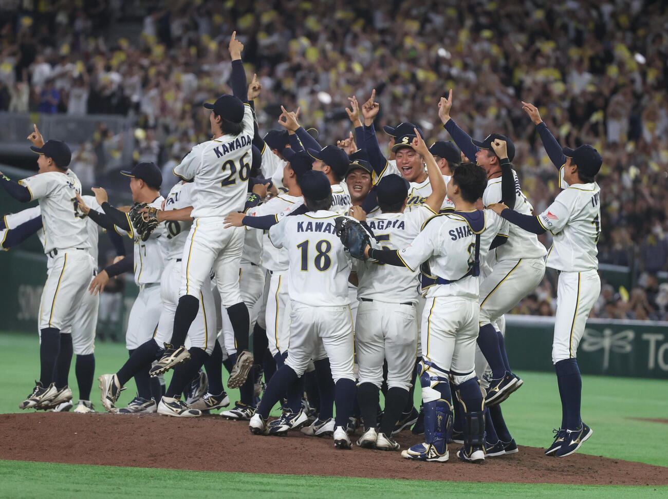 NTT西日本対西濃運輸　優勝した西濃運輸ナインは歓喜の輪をつくる（撮影・柴田隆二）