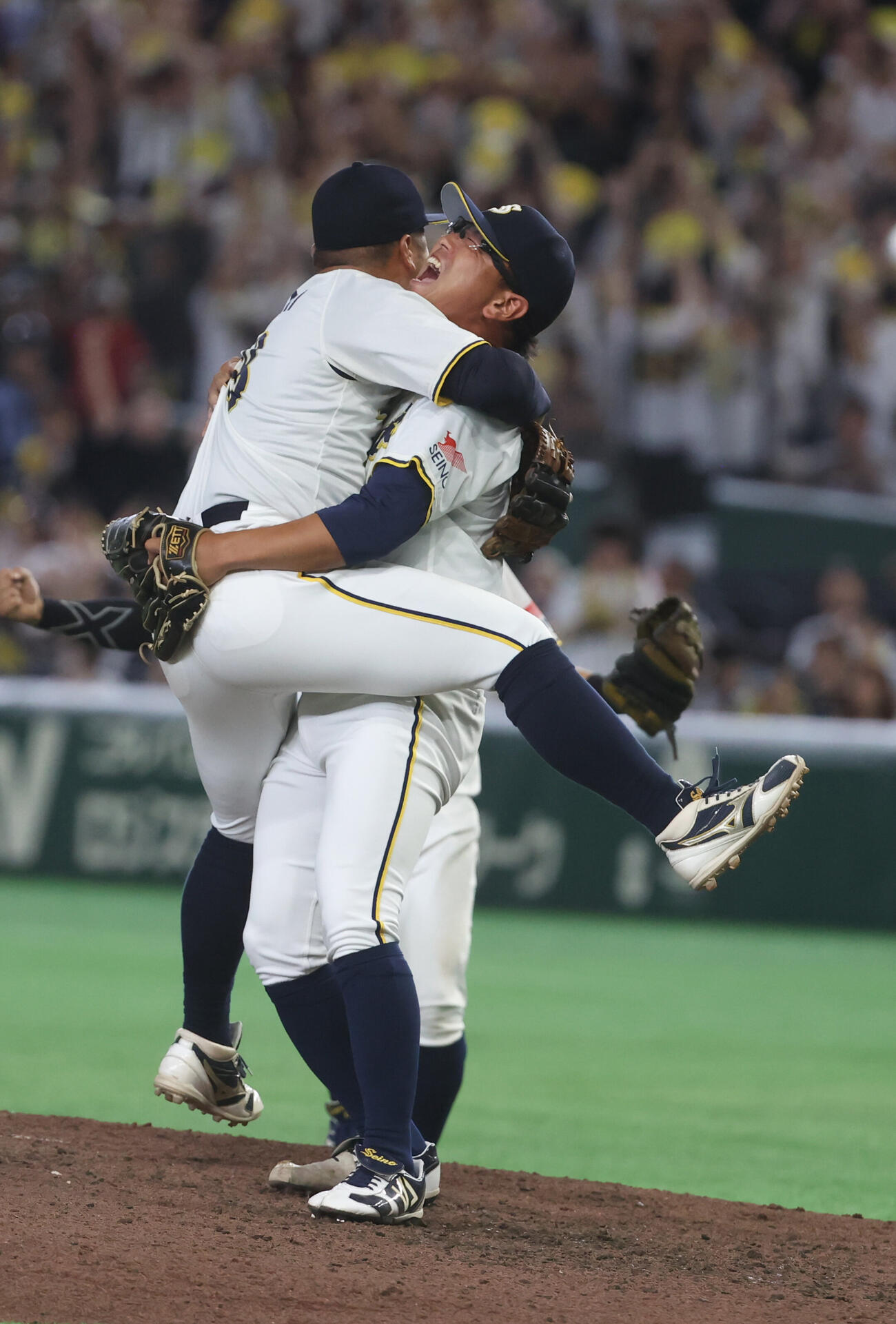 NTT西日本対西濃運輸　優勝した西濃運輸・山下大輝（右）はナインと抱き合う（撮影・柴田隆二）