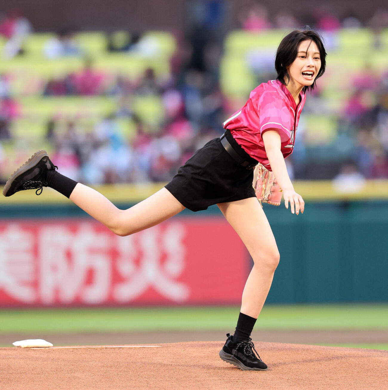 楽天対日本ハム　始球式に登場した安斉星来（撮影・浅見桂子）