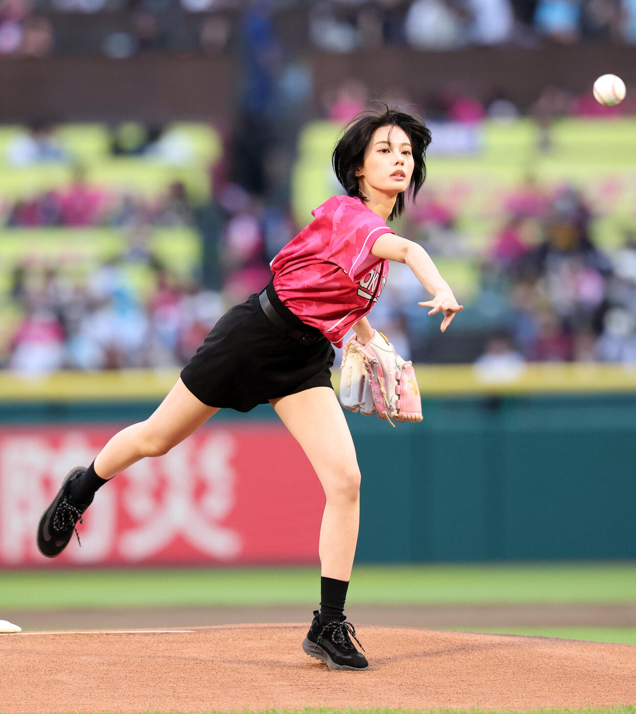 楽天対日本ハム　始球式に登場した安斉星来（撮影・浅見桂子）