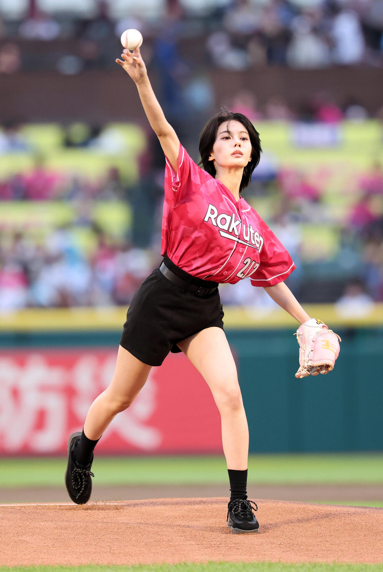 楽天対日本ハム　始球式に登場した安斉星来（撮影・浅見桂子）