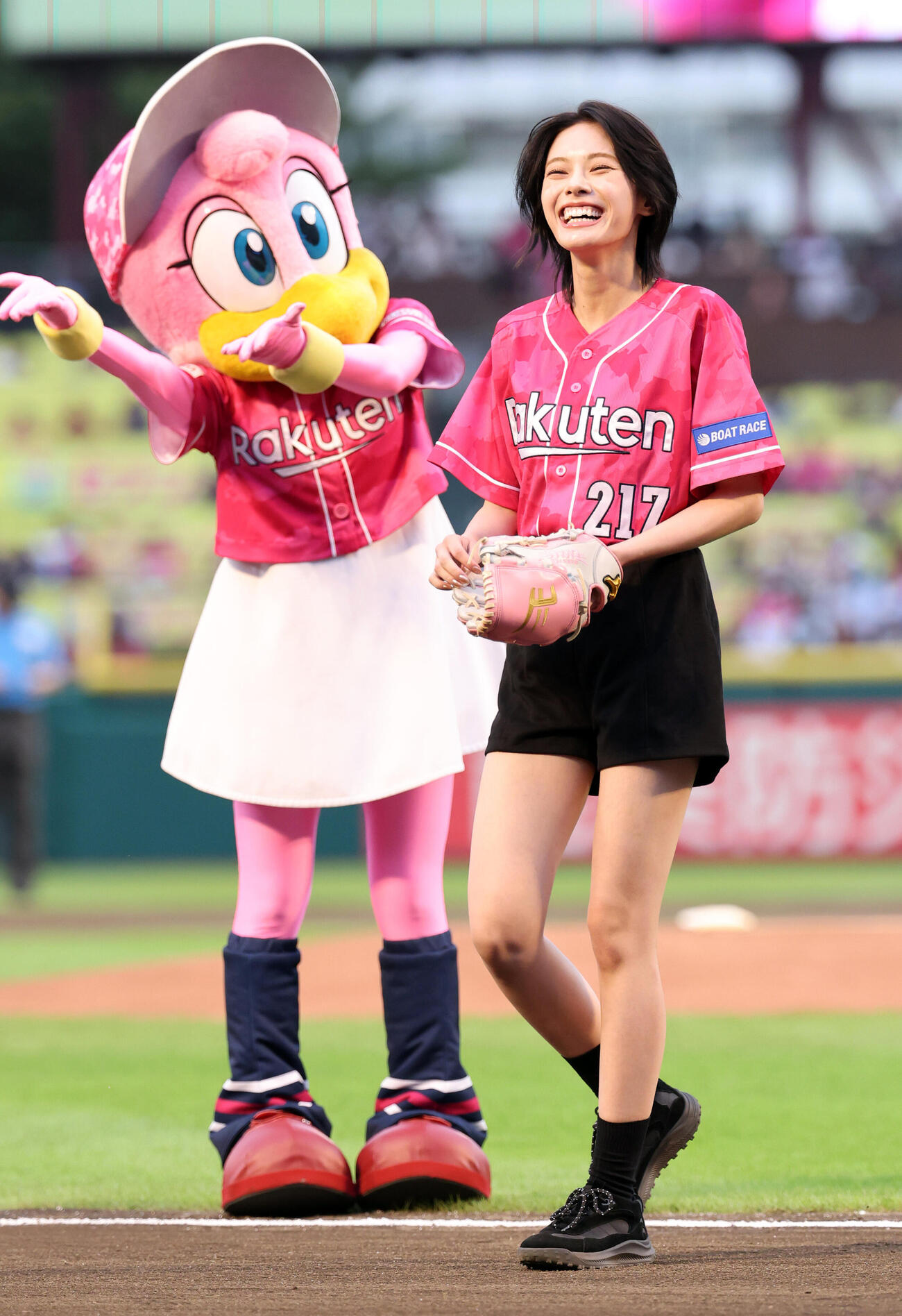 楽天対日本ハム　始球式に登場した安斉星来（撮影・浅見桂子）