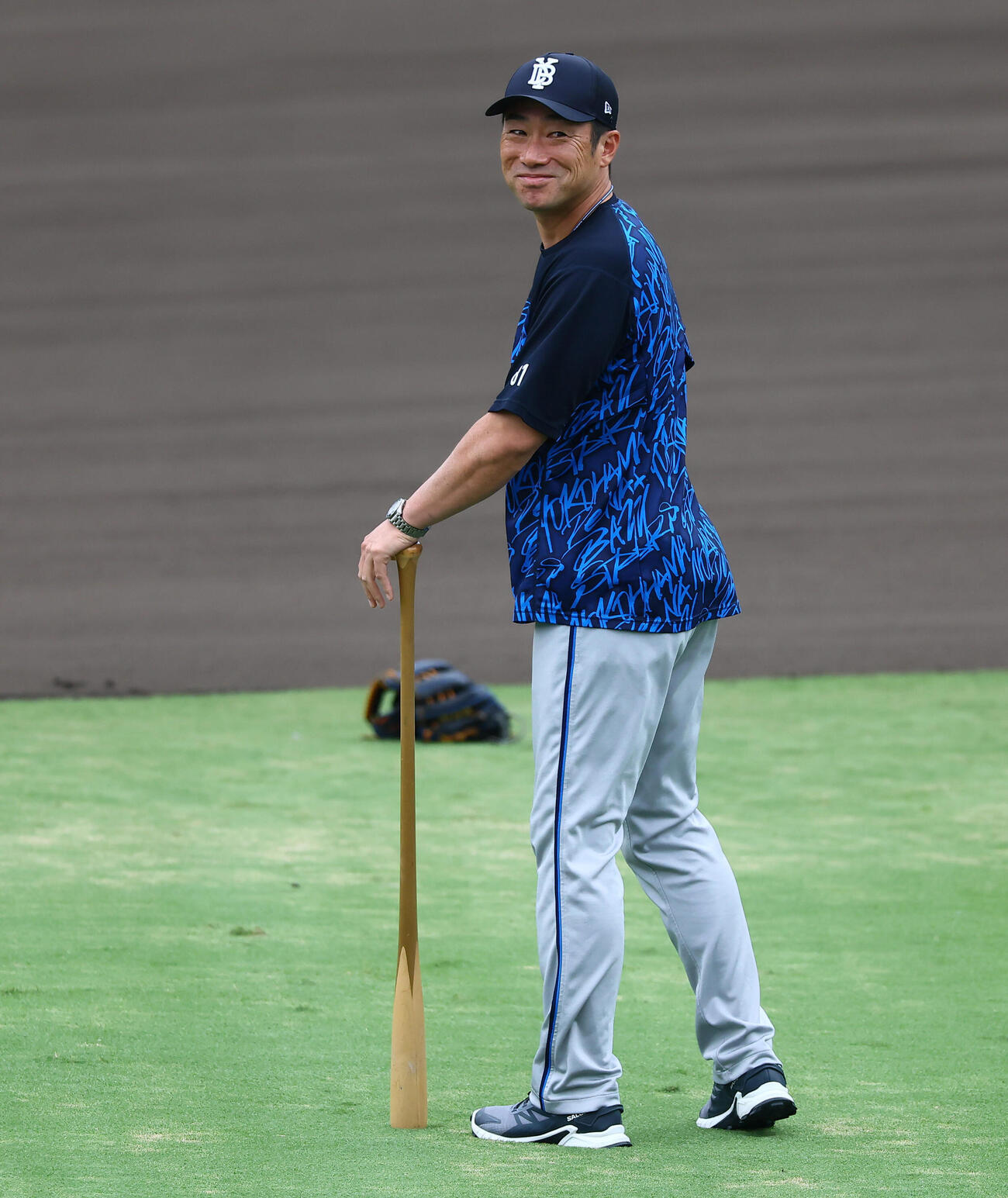 阪神対DeNA　練習中笑顔を見せるDeNA相川亮二監督（撮影・加藤哉）