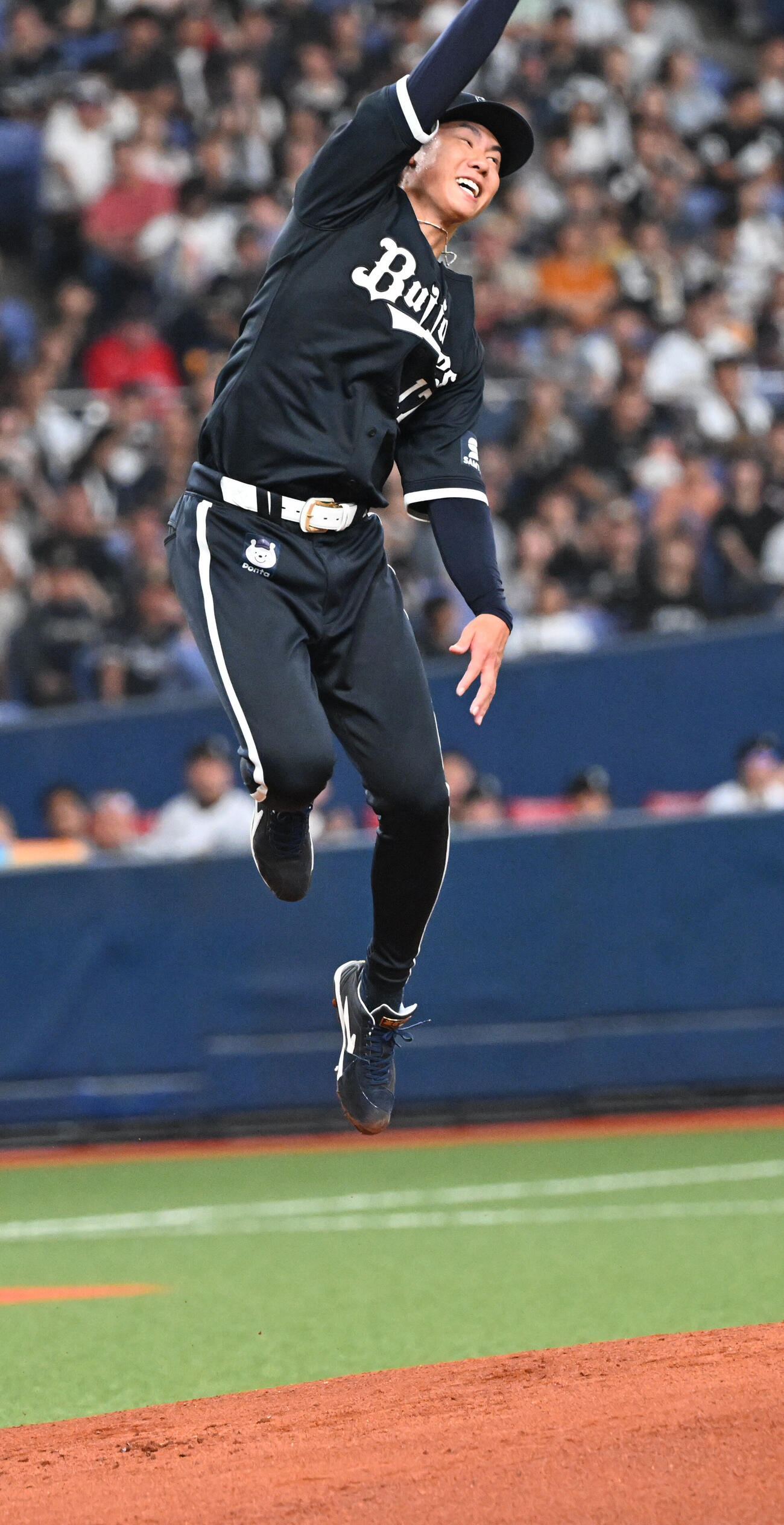 オリックス対ロッテ　1回表ロッテ2死、寺地の打球にジャンプする曽谷龍平（撮影・和賀正仁）