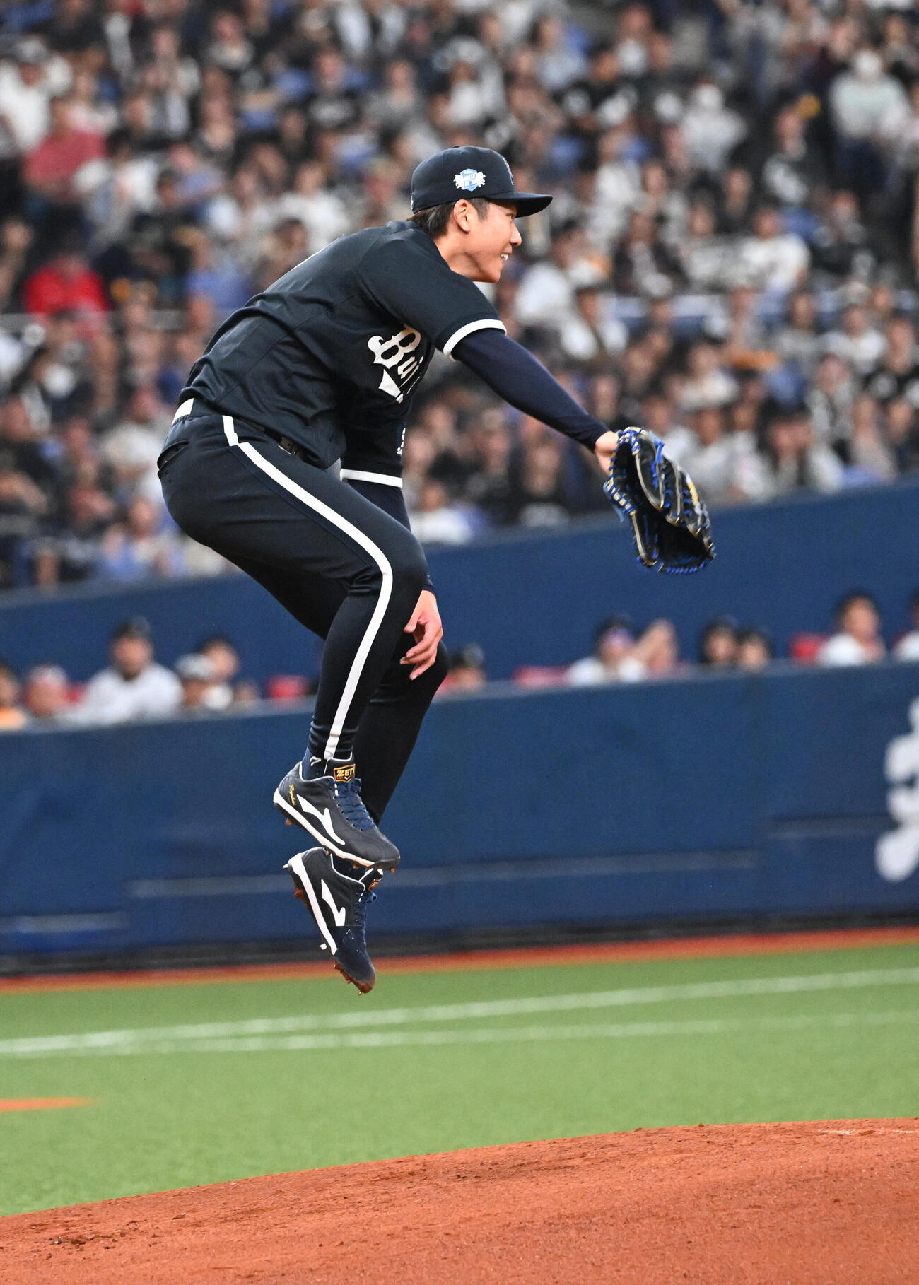 オリックス対ロッテ　1回表ロッテ2死、寺地の打球にジャンプする曽谷龍平（撮影・和賀正仁）