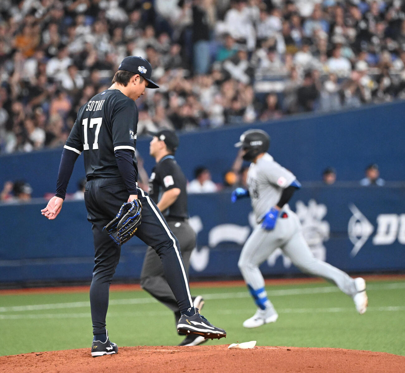 オリックス対ロッテ　2回表ロッテ2死、井上広大に本塁打を浴びた曽谷龍平（撮影・和賀正仁）