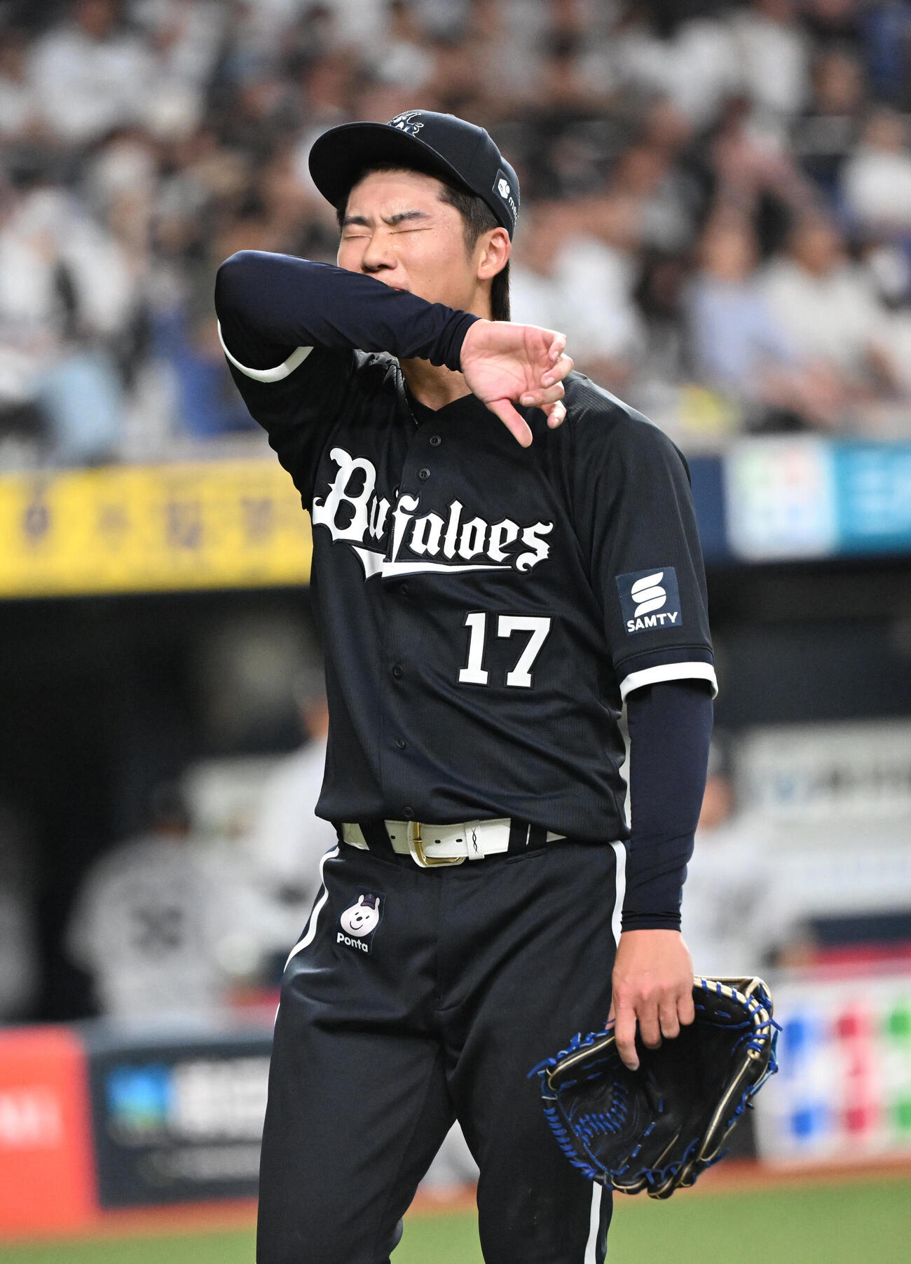 オリックス対ロッテ　2回に先制本塁打を浴び、ベンチに戻るオリックス曽谷龍平（撮影・和賀正仁）