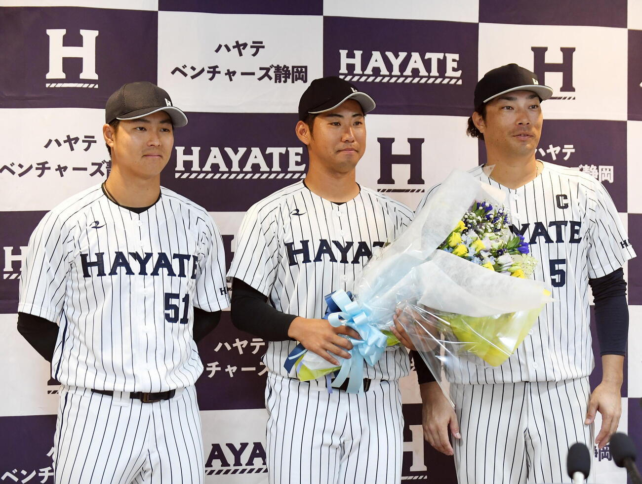 花束を贈った鈴木（左）、倉本（右）と写真に納まるハヤテ池谷