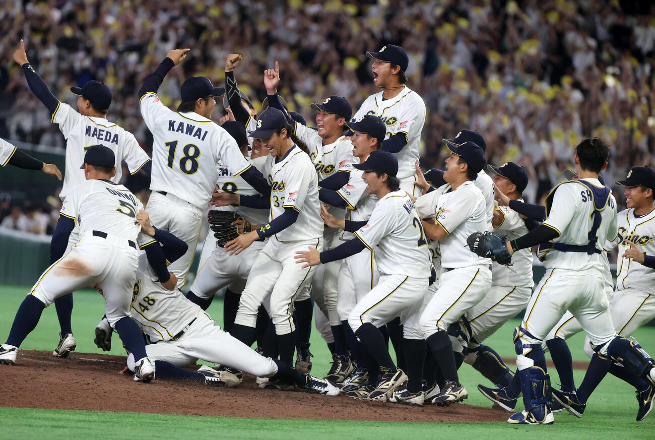 NTT西日本対西濃運輸　優勝した西濃運輸ナインは歓喜の輪をつくる（撮影・柴田隆二）