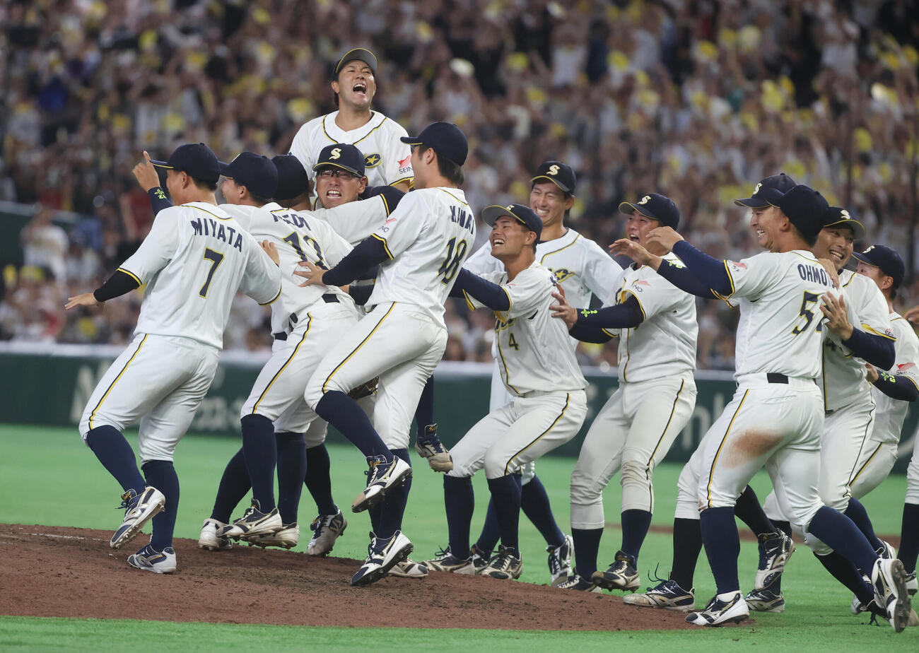 NTT西日本対西濃運輸　優勝した西濃運輸ナインは歓喜の輪をつくる（撮影・柴田隆二）