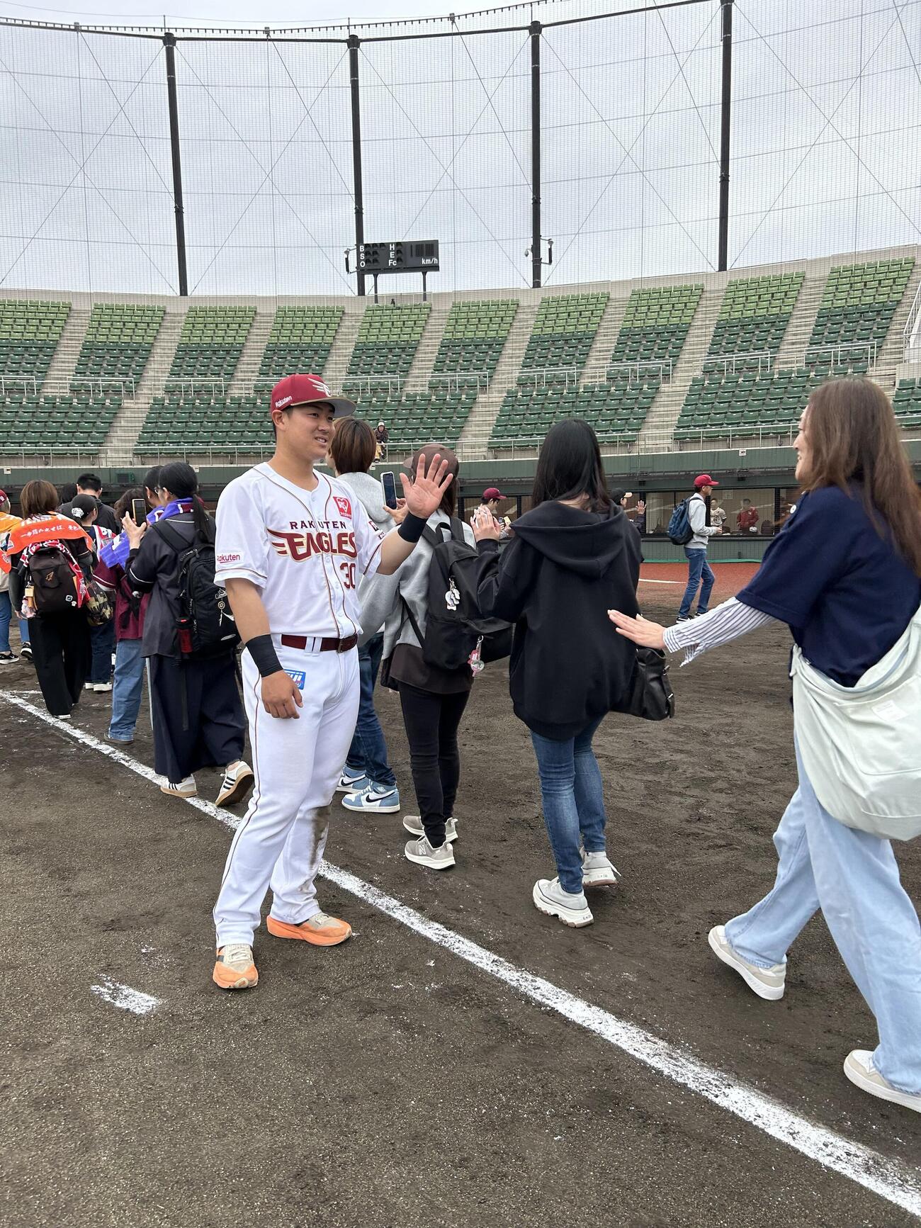 試合後には、楽天選手とのふれあいイベントも開催