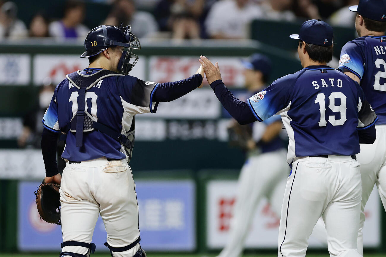 ソフトバンク対西武　7回裏ソフトバンク2死満塁、栗原陵矢を投ゴロに打ち取り、タッチを交わす小島大河（左）と佐藤隼輔（撮影・前田充）