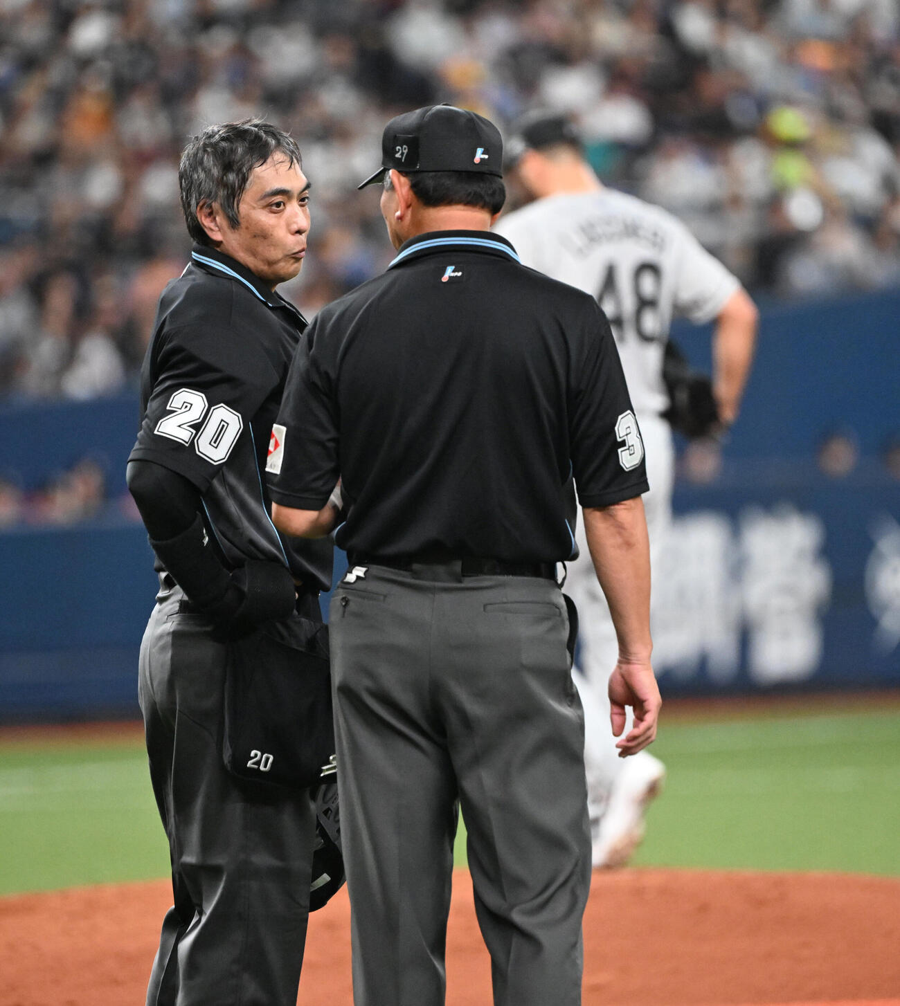 オリックス対ロッテ　2回裏、ロッテ・ジョーイ・ルケーシーの投球フォームについて協議する白井球審（左）と真鍋審判員（撮影・和賀正仁）