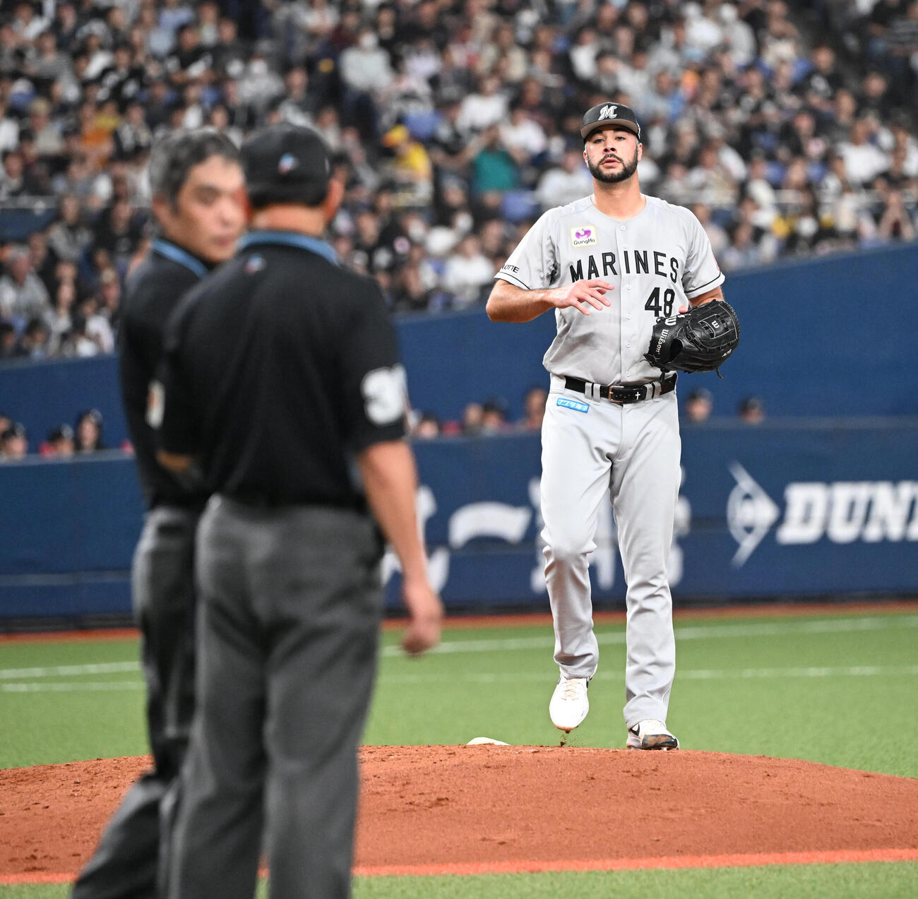 オリックス対ロッテ　2回裏、ロッテのジョーイ・ルケーシーの投球フォームについて協議する白井球審（左）と真鍋審判員（撮影・和賀正仁）