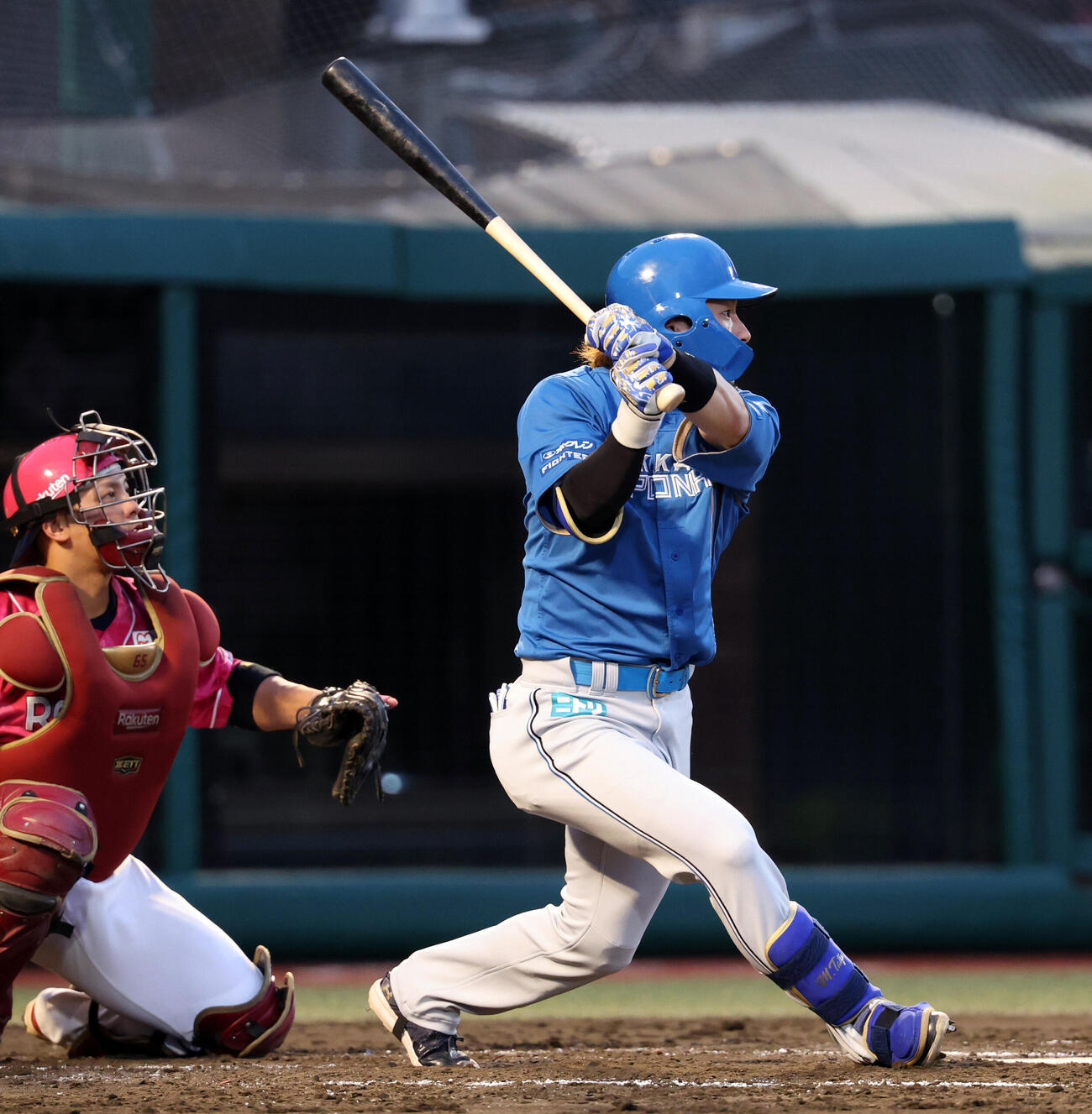 楽天対日本ハム　4回表日本ハム無死一塁、二塁打を放つ水野達稀（撮影・浅見桂子）