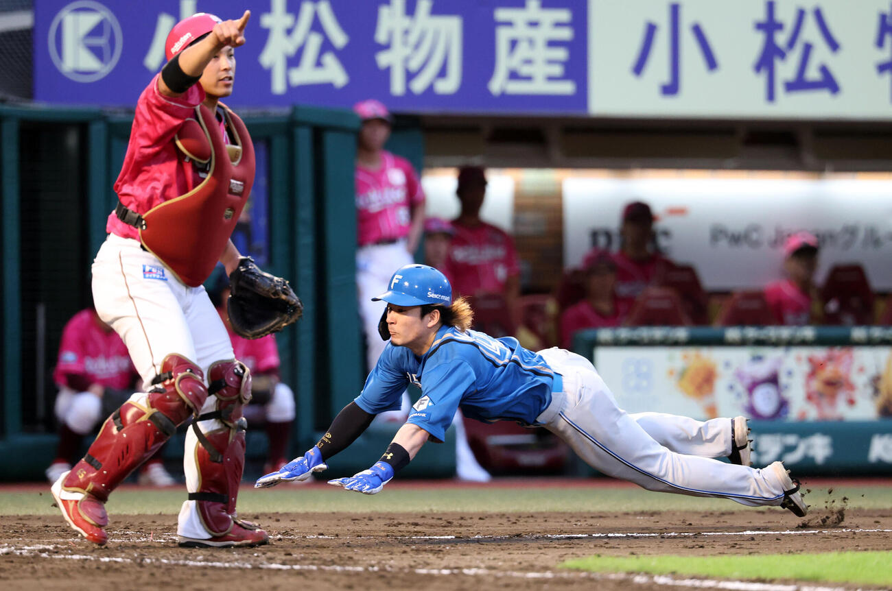 楽天対日本ハム　4回表日本ハム1死一、三塁、進藤勇也のスクイズでヘッドスライティングで生還する水野達稀（撮影・浅見桂子）