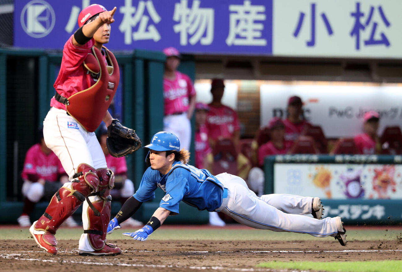 楽天対日本ハム　4回表日本ハム1死一、三塁、進藤勇也のスクイズでヘッドスライティングで生還する水野達稀（撮影・浅見桂子）