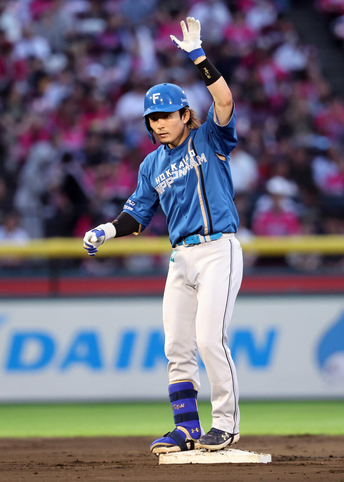 楽天対日本ハム　4回表日本ハム無死一塁、二塁打を放ちポーズをとる水野達稀（撮影・浅見桂子）