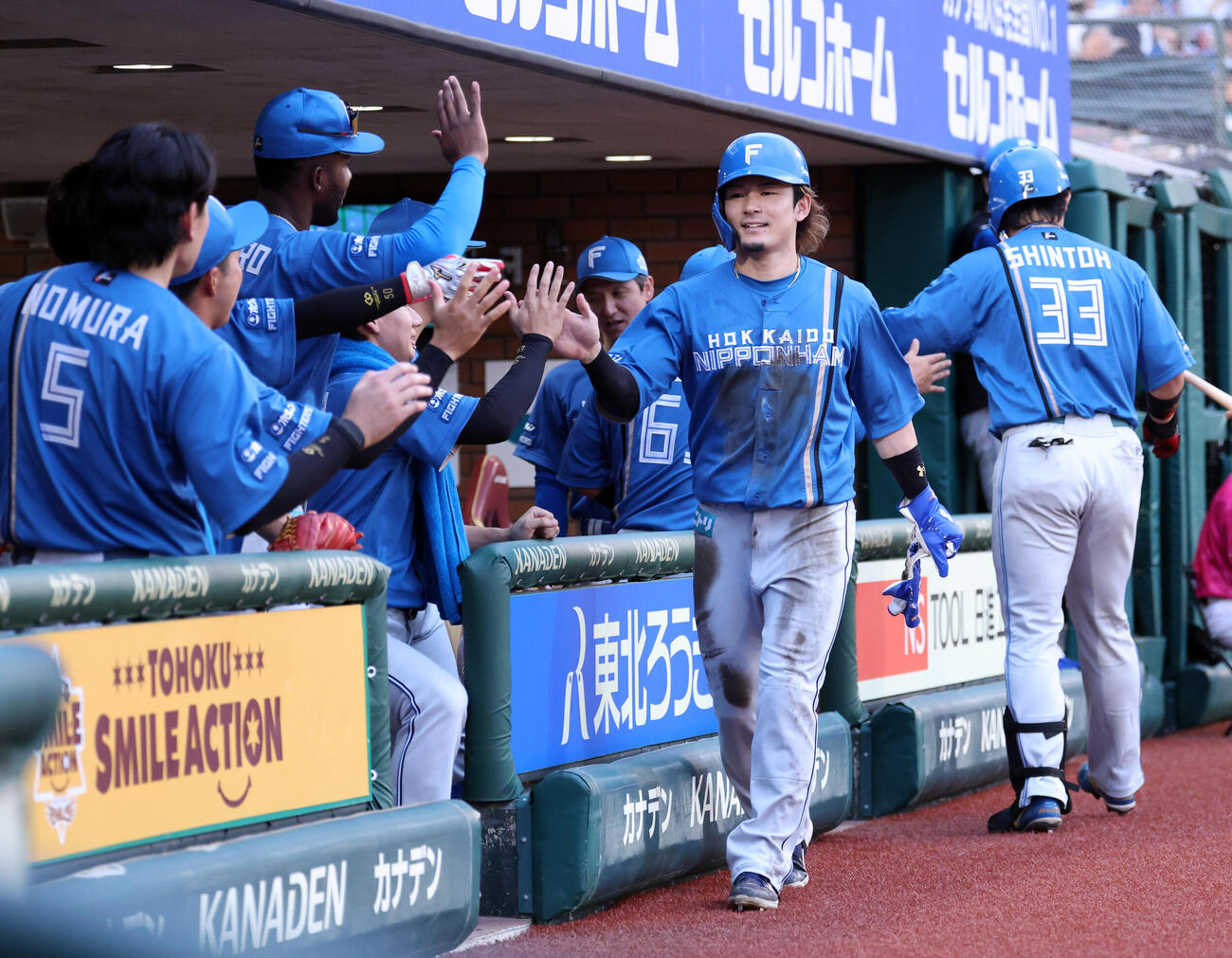 楽天対日本ハム　4回表日本ハム1死一、三塁、進藤勇也（後方）のスクイズで生還した水野達稀はナインとハイタッチ（撮影・浅見桂子）