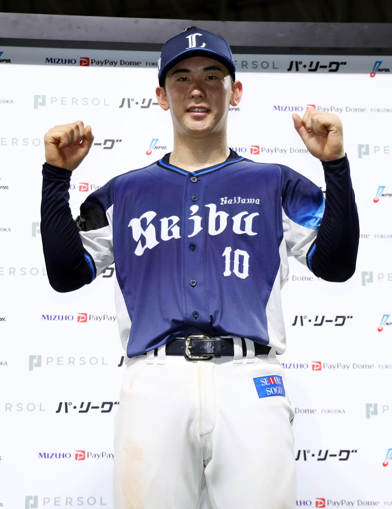 ソフトバンク対西武　ソフトバンクに勝利し、お立ち台でガッツポーズする西武小島大河（撮影・前田充）