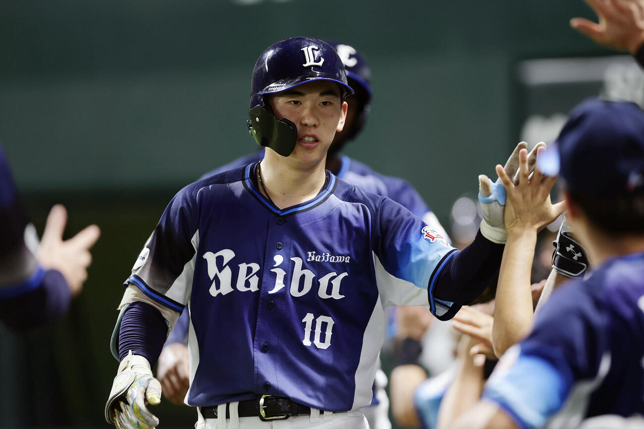 ソフトバンク対西武　2回表西武2死二、三塁、右越え3点本塁打を放ちナインに迎えられる小島大河（撮影・前田充）