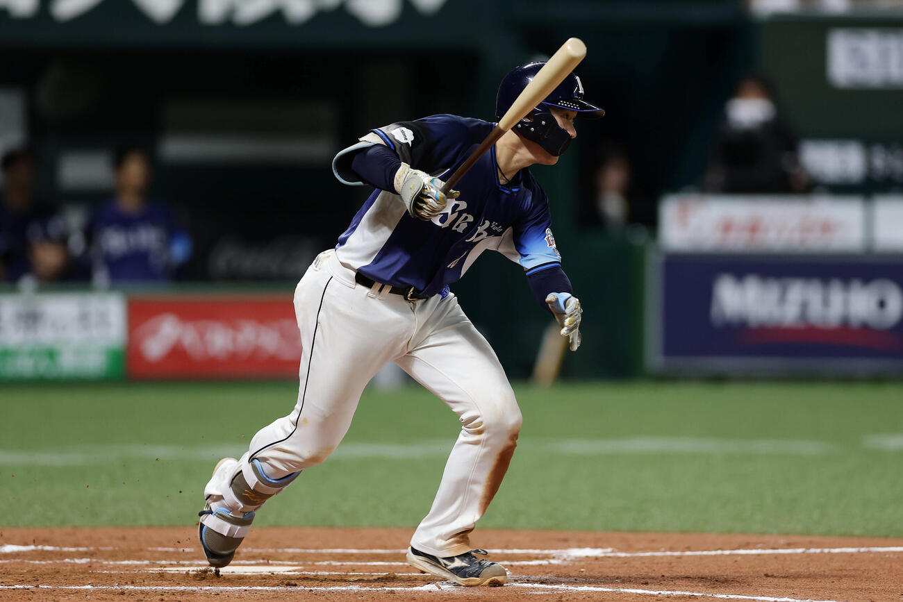 ソフトバンク対西武　7回表西武1死、二塁へ内野安打を放つ小島大河（撮影・前田充）