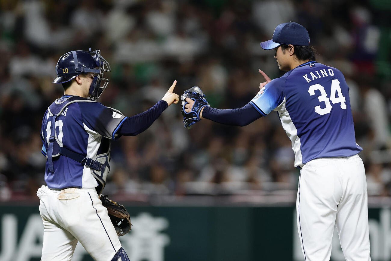 ソフトバンク対西武　ソフトバンクに勝利し、タッチを交わす西武小島大河（左）と甲斐野央（撮影・前田充）