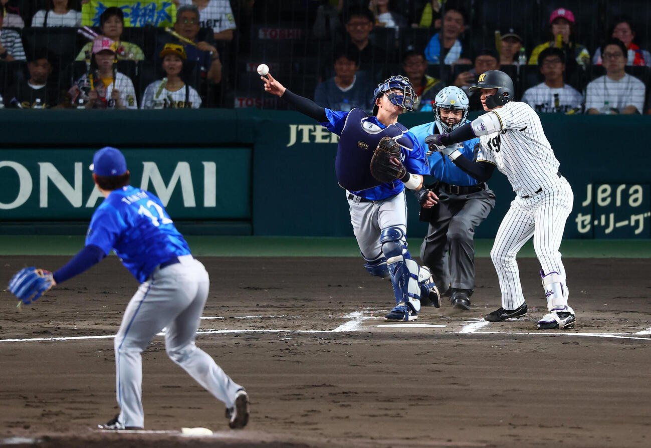 阪神対DeNA 1回裏阪神1死一塁、森下翔太は三振に倒れ捕手松尾汐思が一走近本光司の二塁盗塁を刺す。投手竹田祐（撮影・加藤哉）