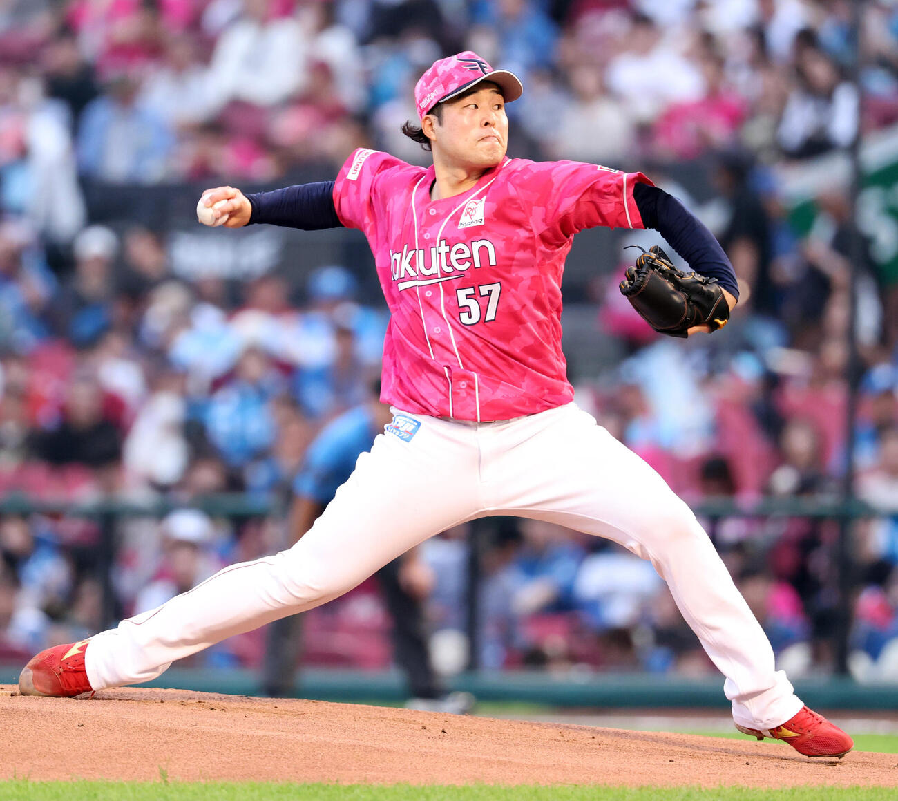 楽天対日本ハム　力投する楽天先発の滝中暸太（撮影・浅見桂子）