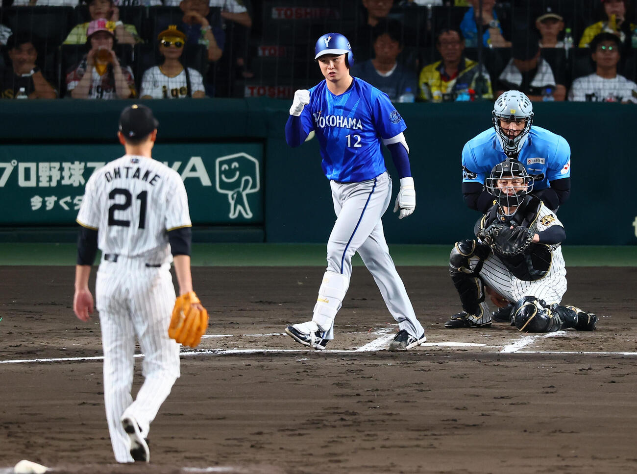 阪神対DeNA 2回表DeNA1死満塁、竹田祐は押し出し死球を選んでガッツポーズを見せる。投手大竹耕太郎（撮影・加藤哉）