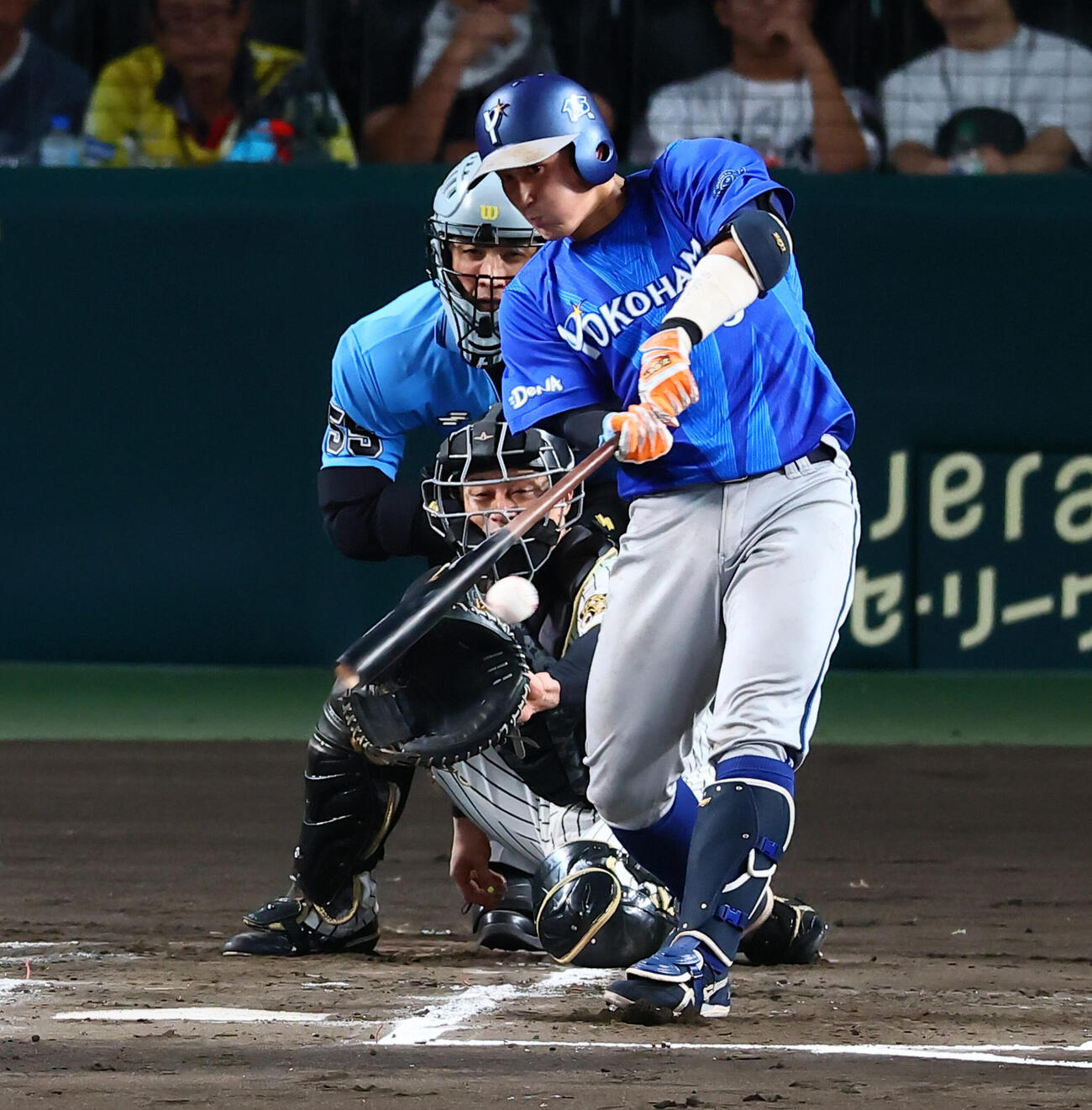 阪神対DeNA 2回表DeNA1死一、二塁、松尾汐思は安打を放つ（撮影・加藤哉）